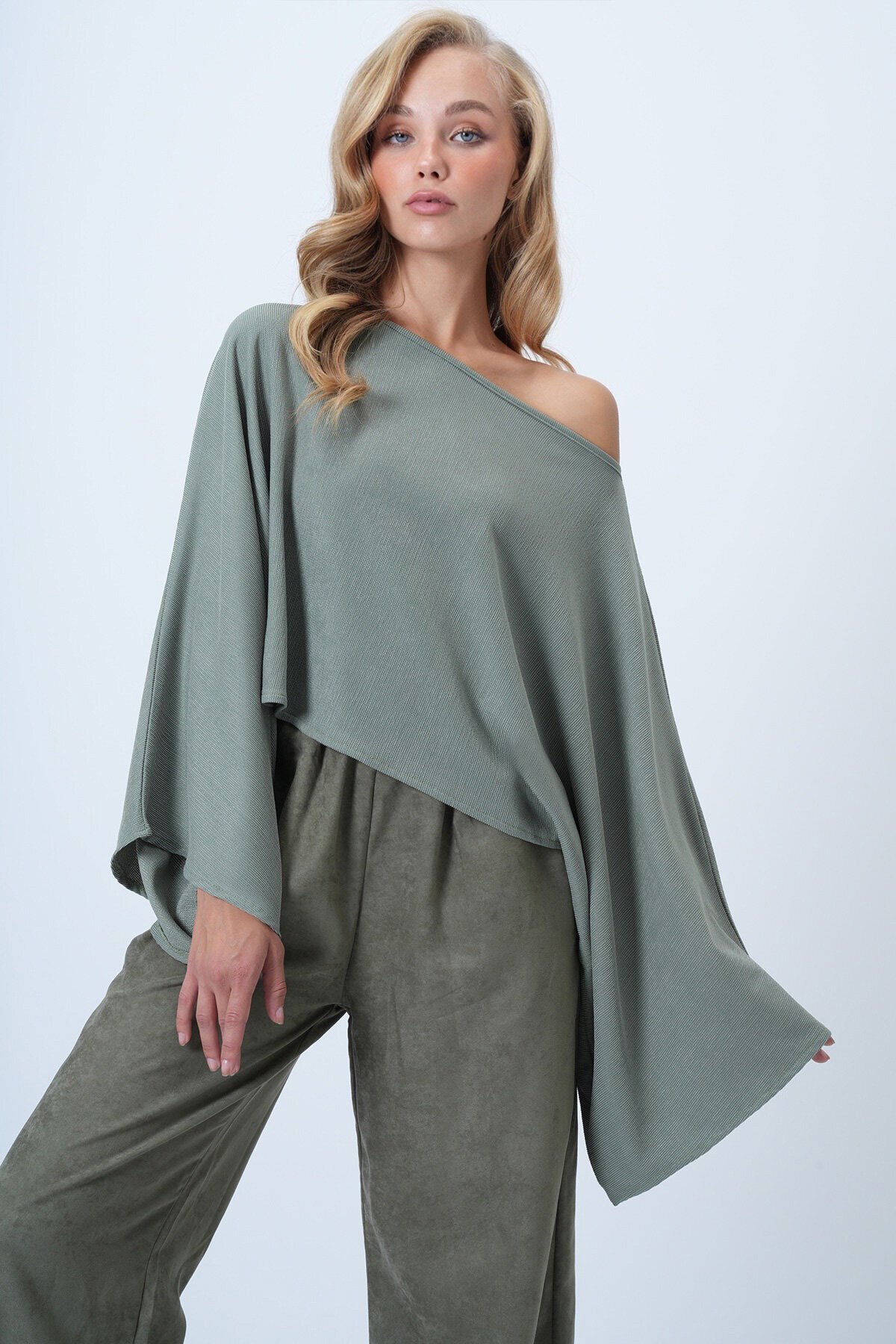 Kayık Yaka Kendinden Dokulu Yarasa Kol Bluz