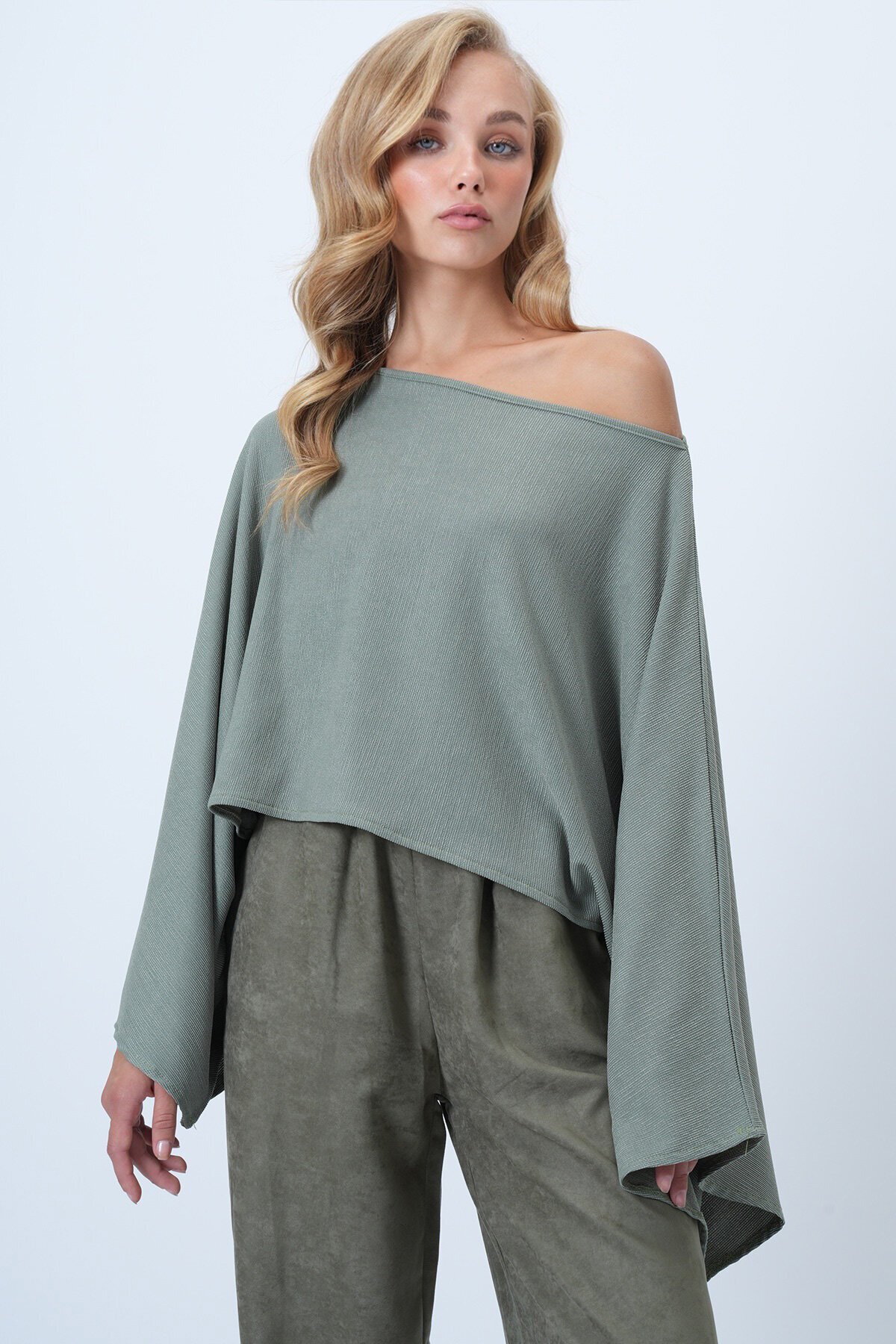 Kayık Yaka Kendinden Dokulu Yarasa Kol Bluz