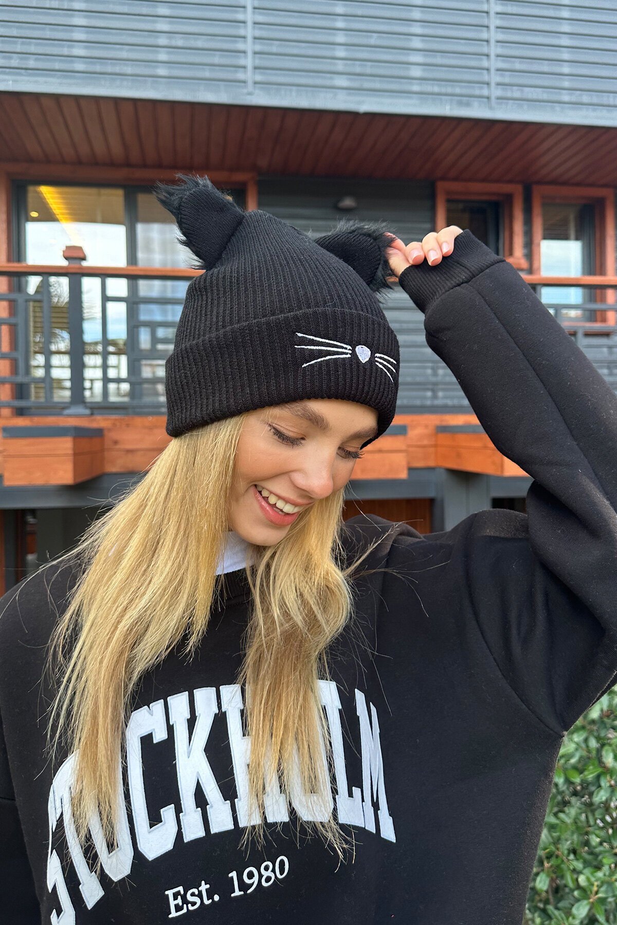 Siyah Kedi Nakışlı Bere