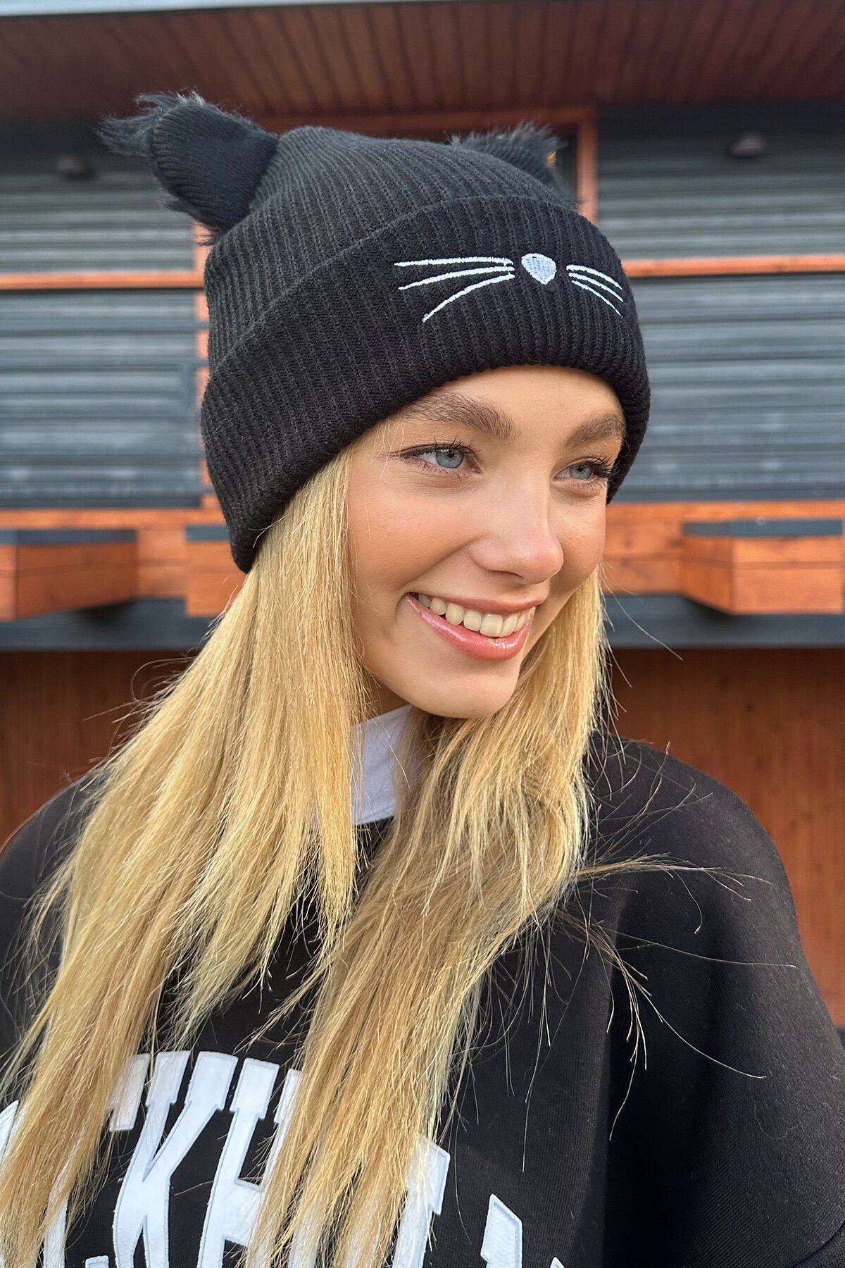 Siyah Kedi Nakışlı Bere