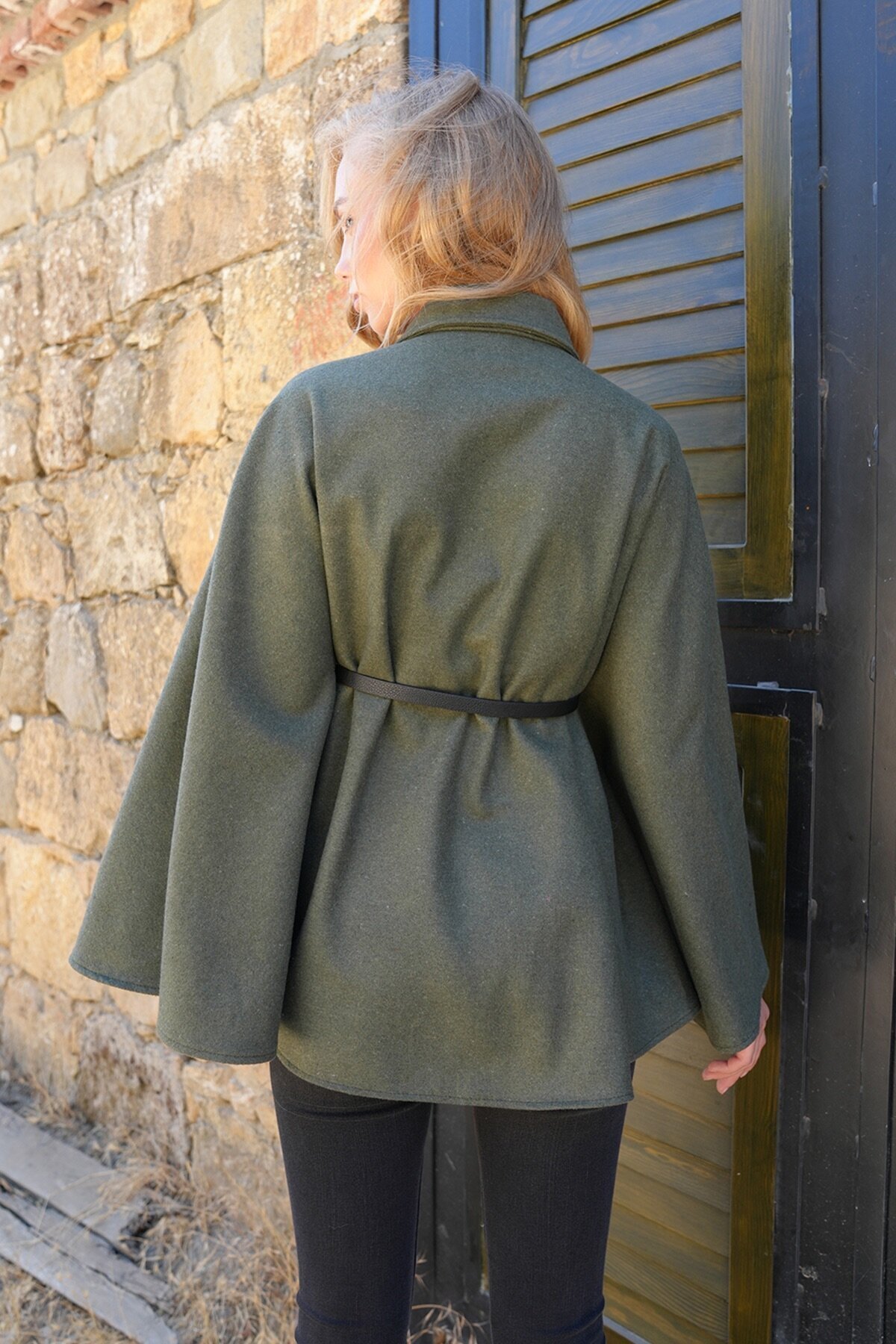 Kemer Detaylı Kaşe Pelerin Kaban