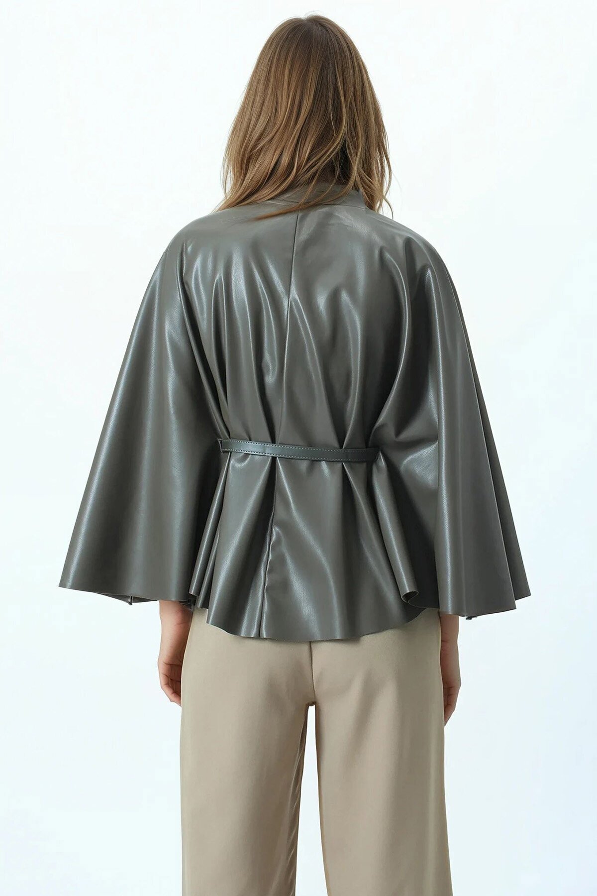 Kemerli Dik Yaka Aksesuar Detaylı İçi Kadife Suni Deri Pelerin