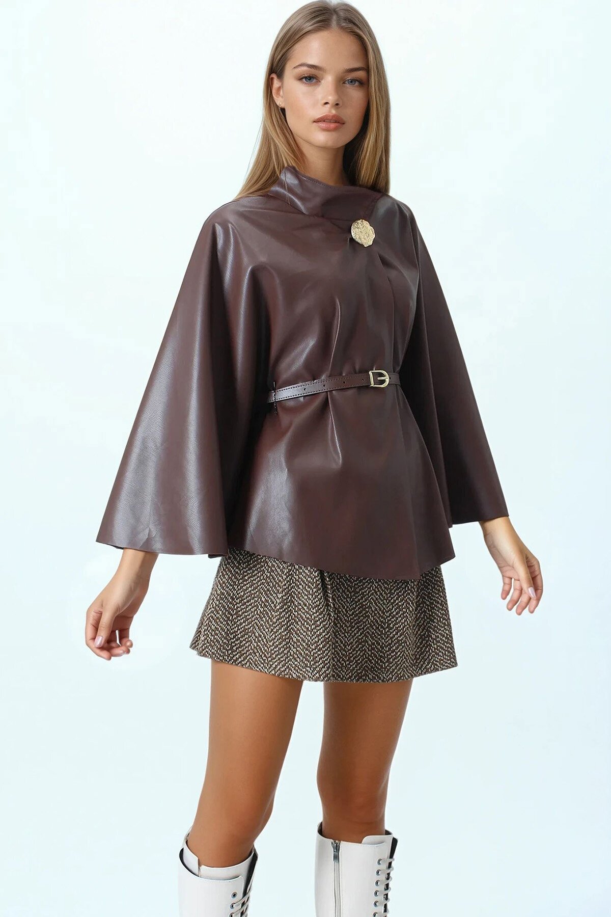 Kemerli Dik Yaka Aksesuar Detaylı İçi Kadife Suni Deri Pelerin