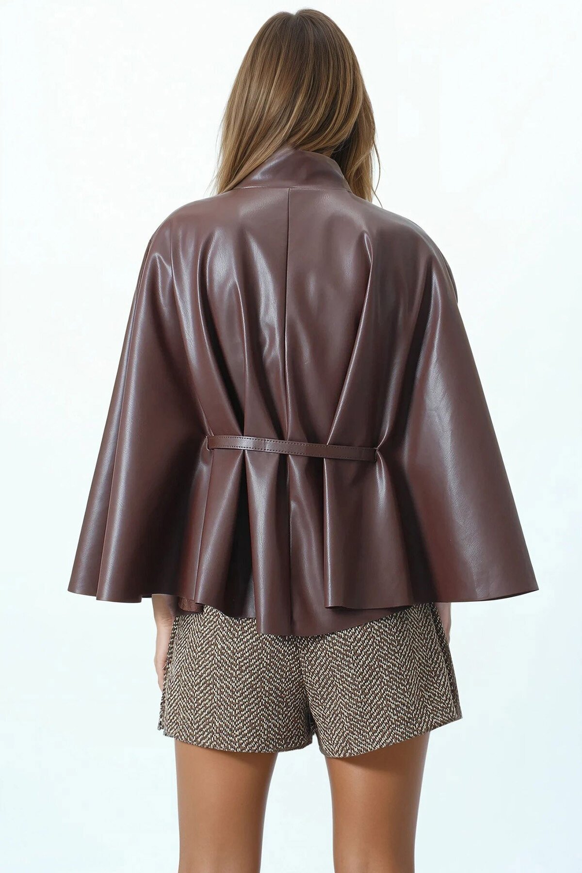 Kemerli Dik Yaka Aksesuar Detaylı İçi Kadife Suni Deri Pelerin