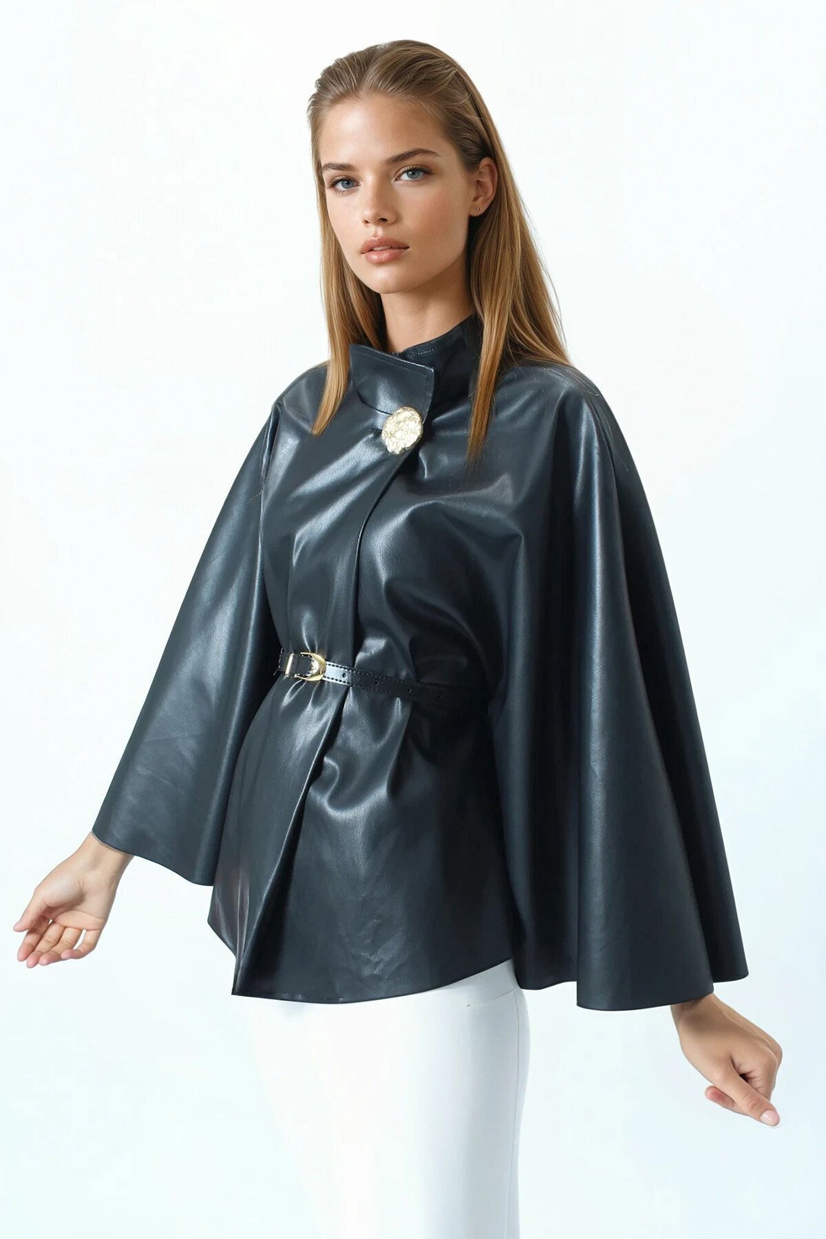 Kemerli Dik Yaka Aksesuar Detaylı İçi Kadife Suni Deri Pelerin