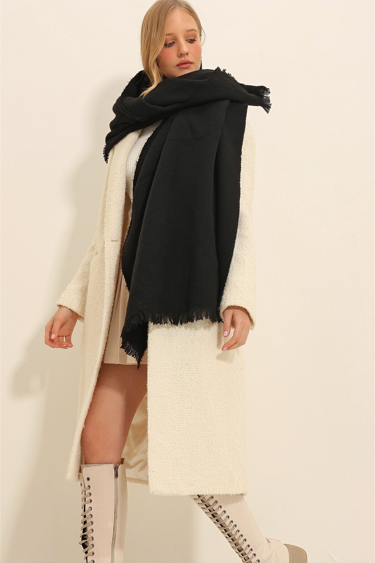 Siyah Kendinden Desenli Şal