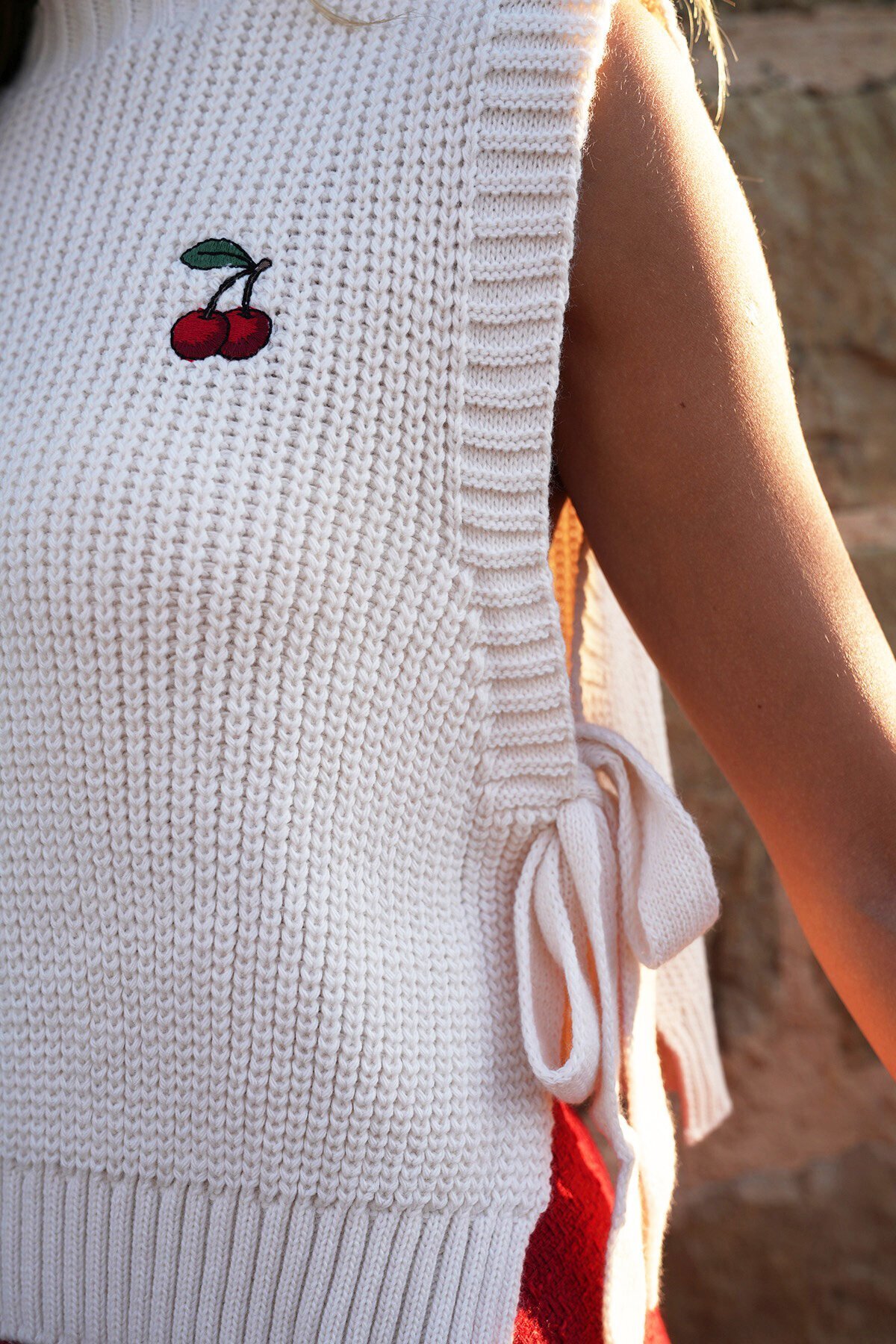 Kiraz Nakışlı Yanlardan Bağlamalı Süveter