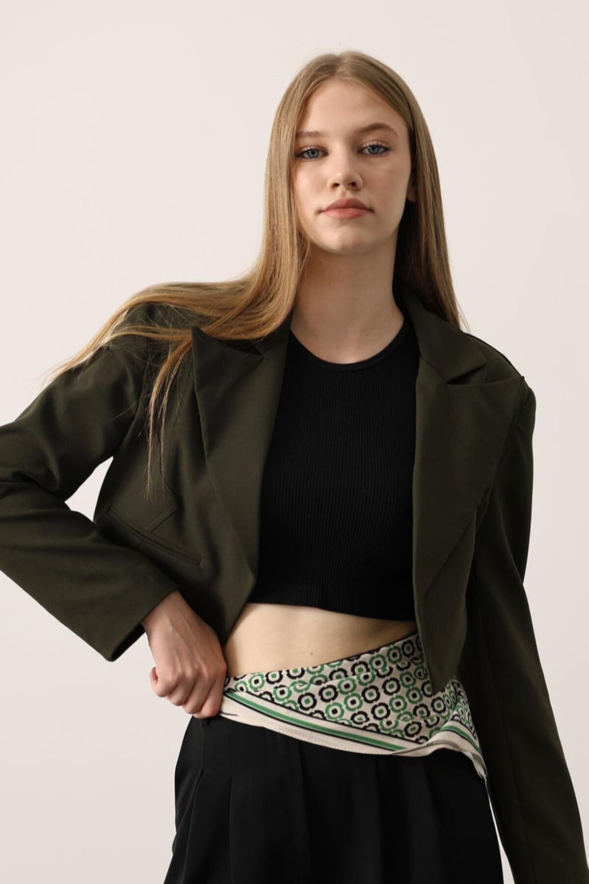 Kısa Kesim Cep Detaylı Blazer Ceket