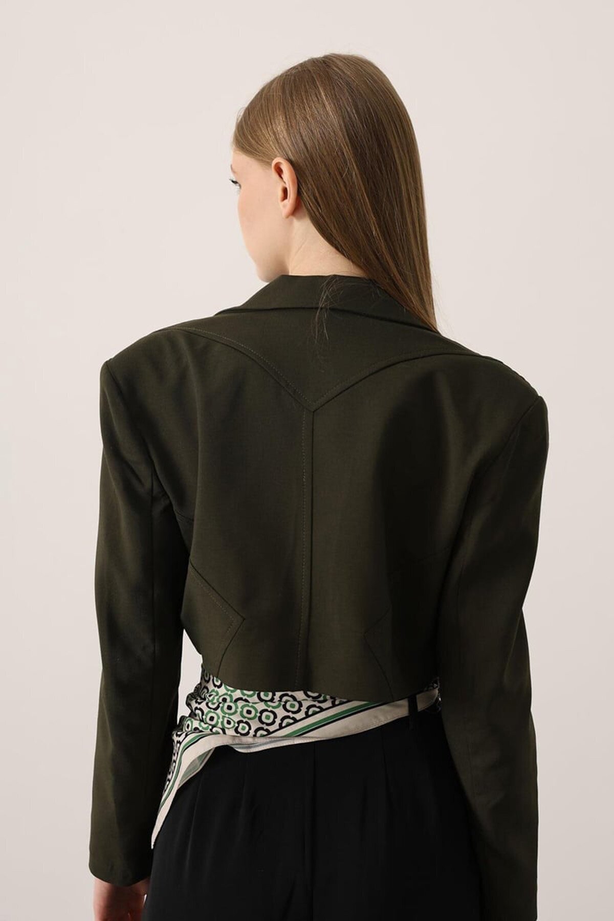 Kısa Kesim Cep Detaylı Blazer Ceket