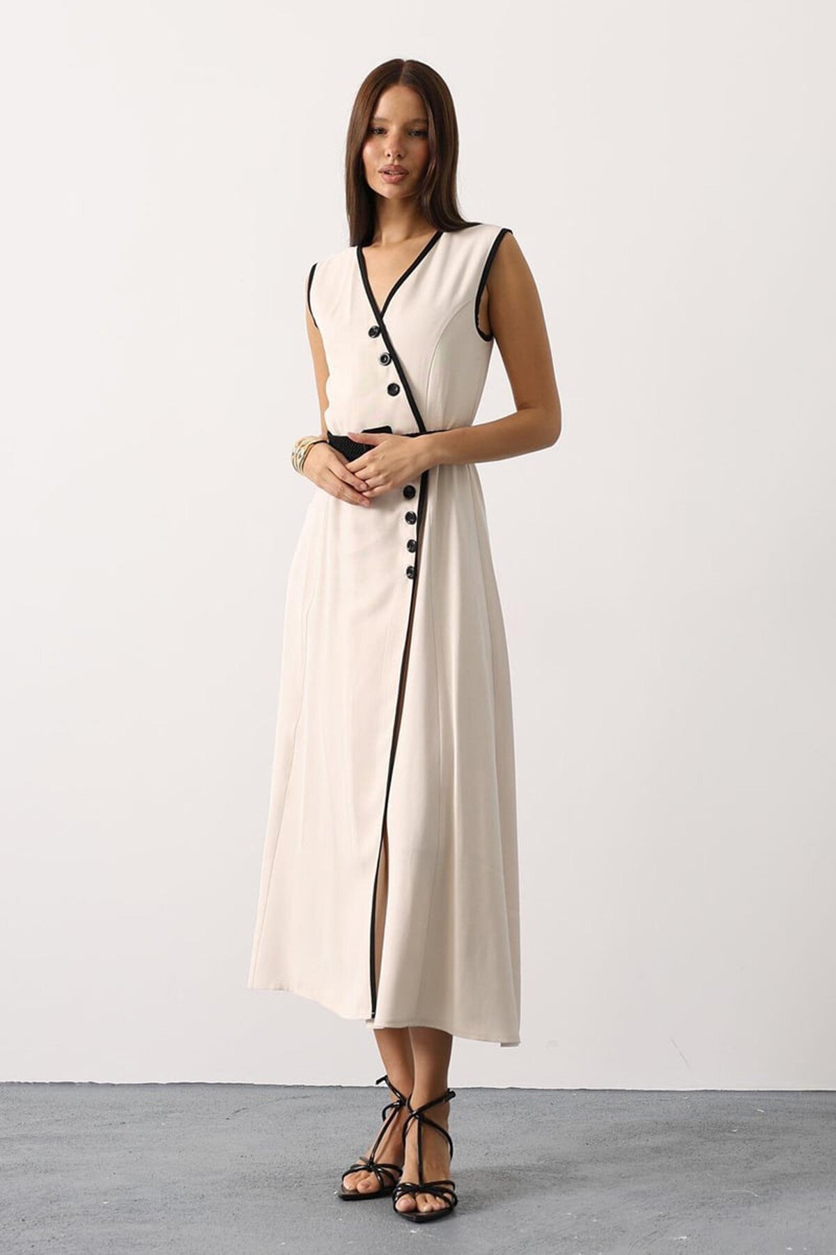 Kontrast Detaylı Düğmeli Kemerli Midi Boy Elbise