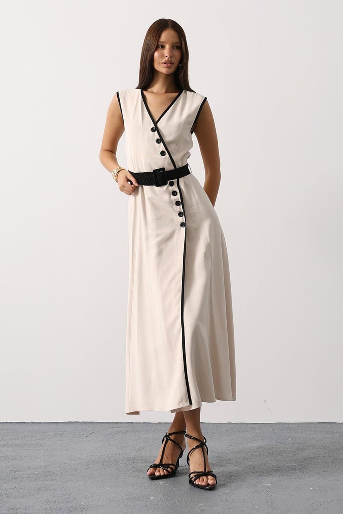 Kontrast Detaylı Düğmeli Kemerli Midi Boy Elbise