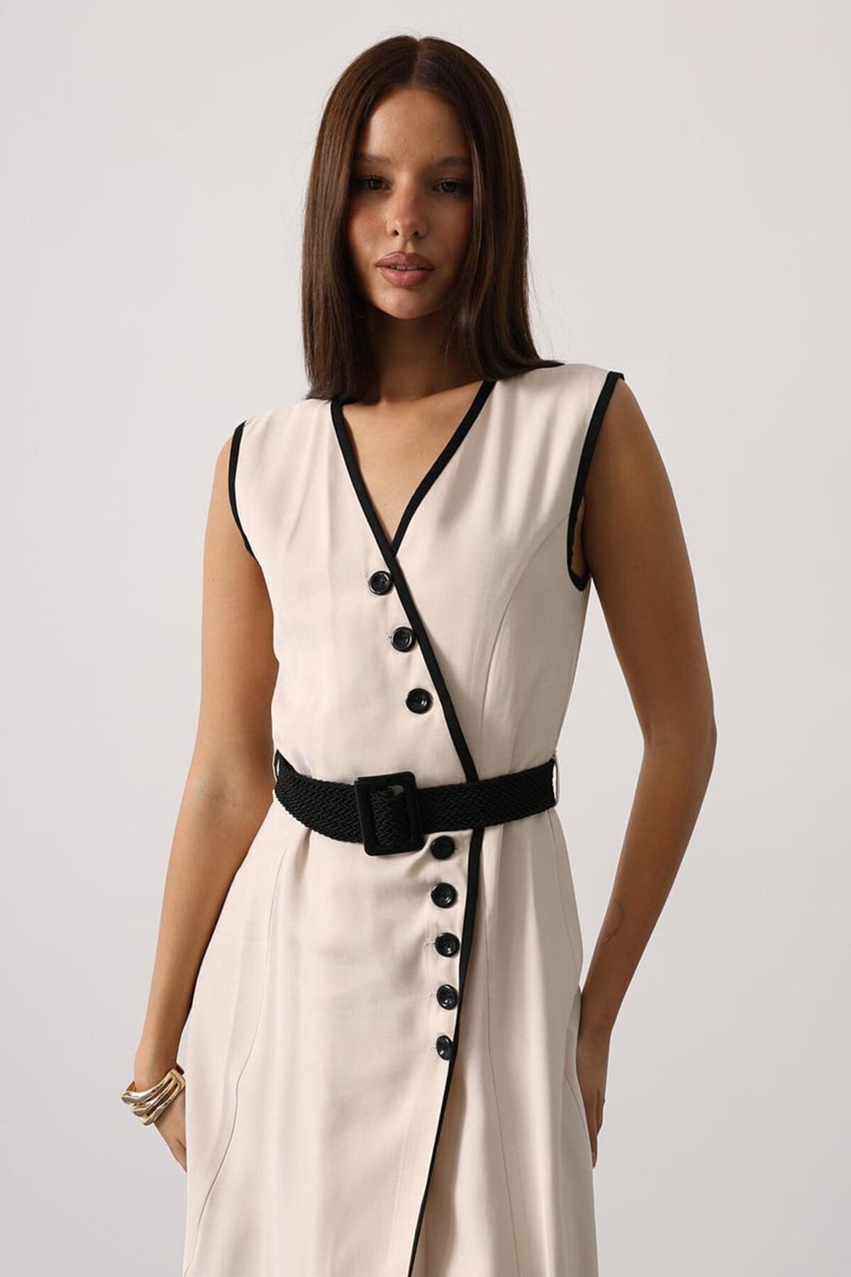 Kontrast Detaylı Düğmeli Kemerli Midi Boy Elbise