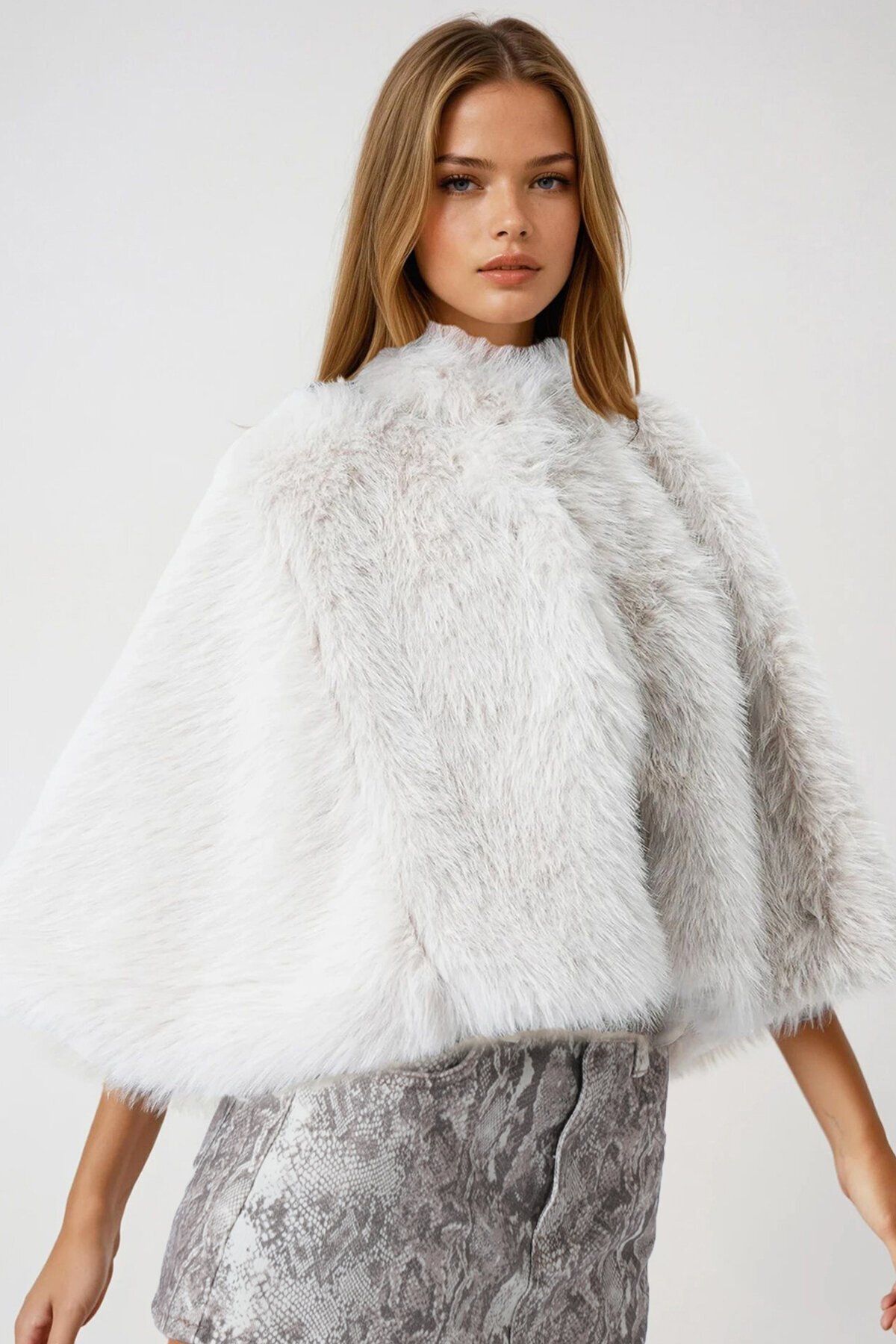 Krem Agraflı Astarlı Kürk Pelerin