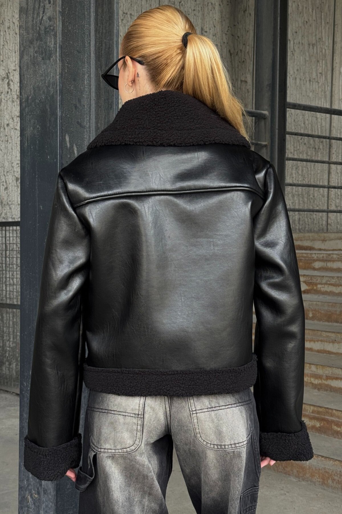 Kruvaze Yaka Fermuar Kapamalı İçi Kürklü Mont