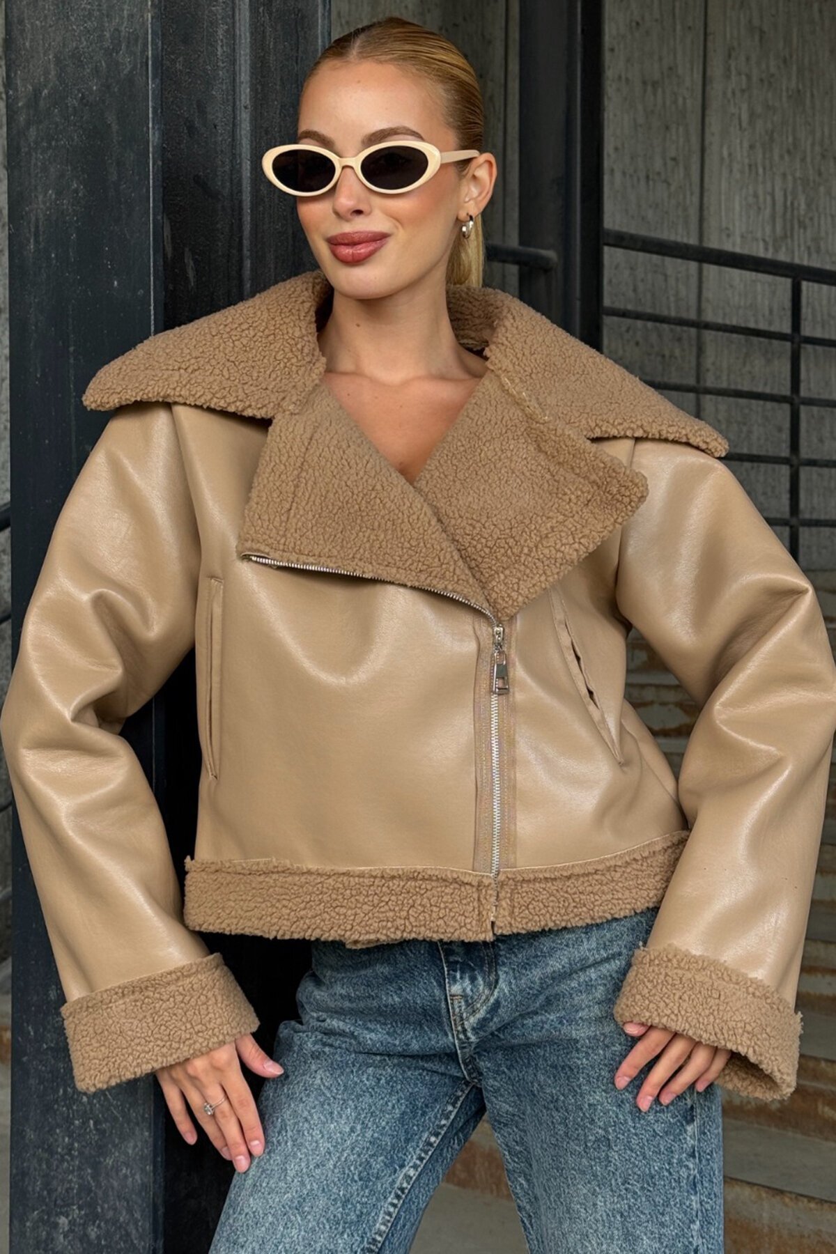 Kruvaze Yaka Fermuar Kapamalı İçi Kürklü Mont