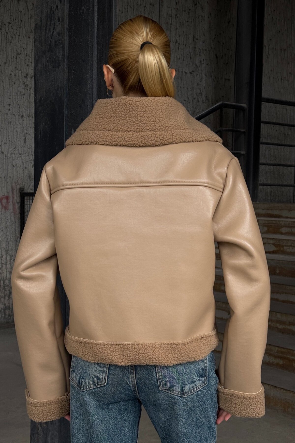 Kruvaze Yaka Fermuar Kapamalı İçi Kürklü Mont