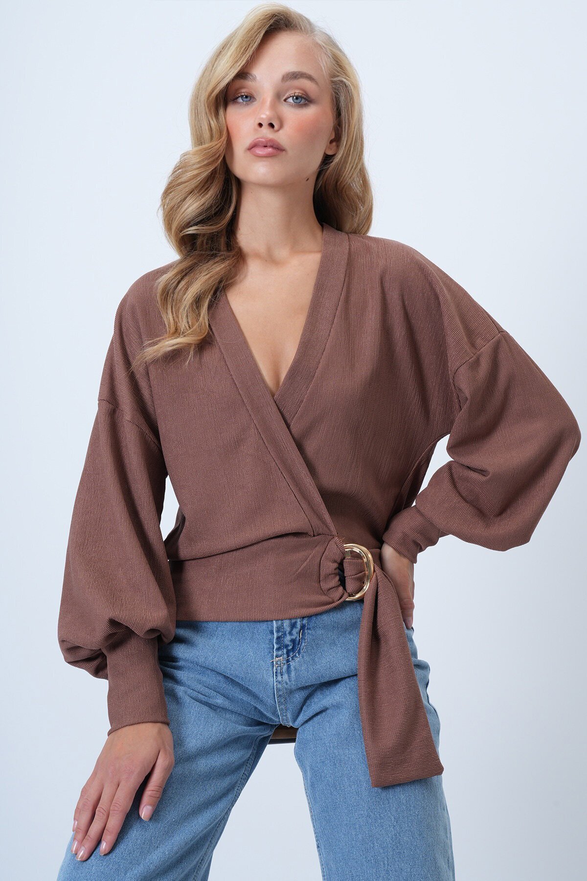 Kruvaze Yaka Kemerli Manşet Kollu Dokuma Bluz