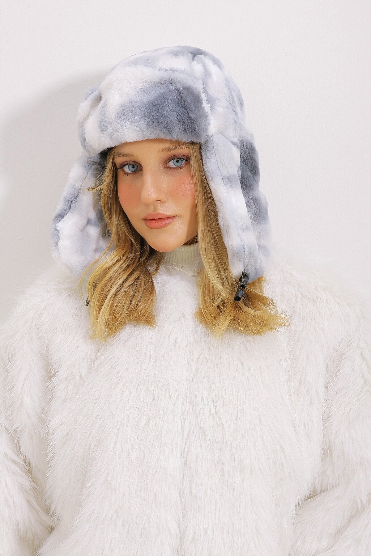 Gri Kulaklıklı Peluş Şapka