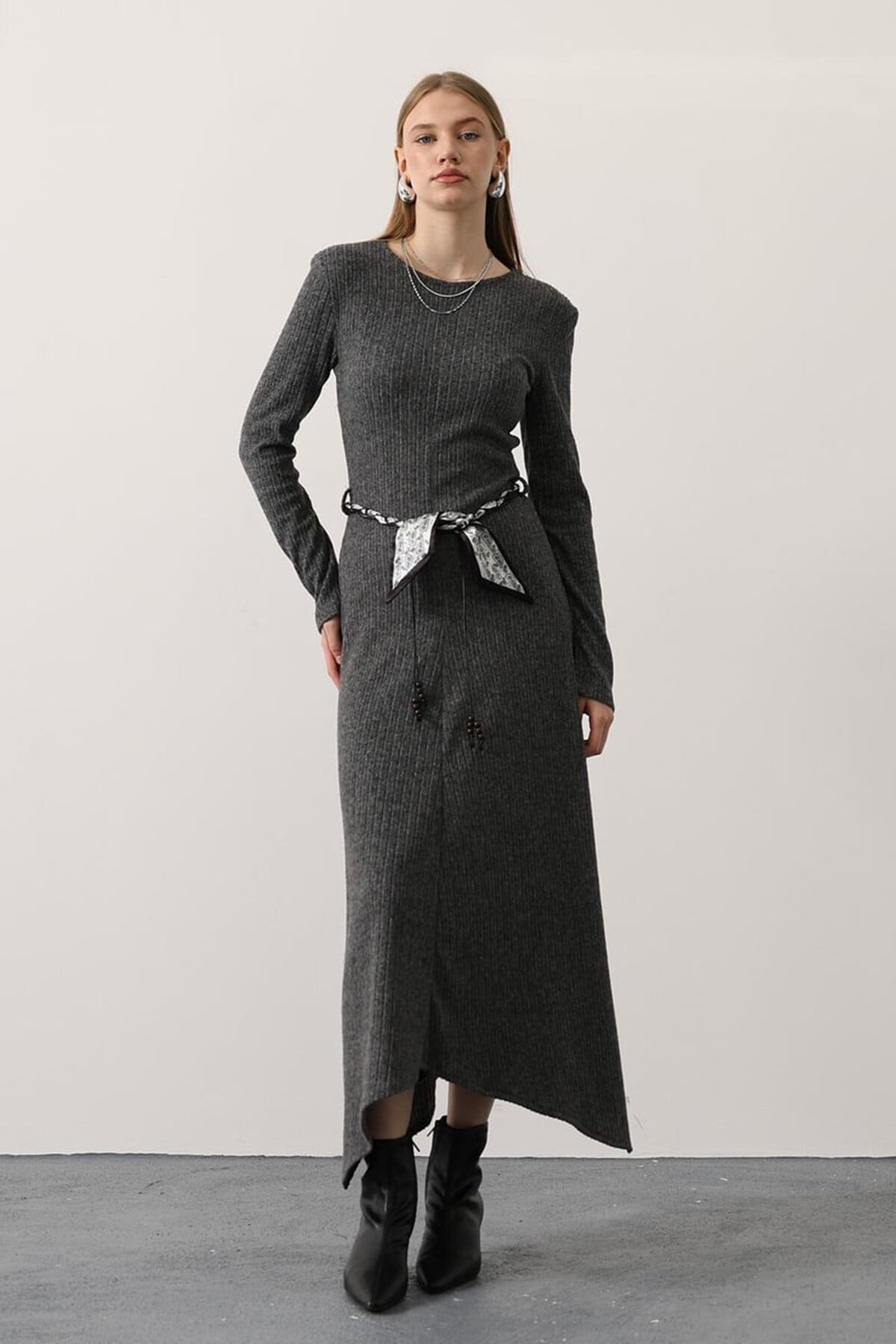 Kurdale Detaylı Bisiklet Yaka Asimetrik Kesim Fitilli Triko Elbise