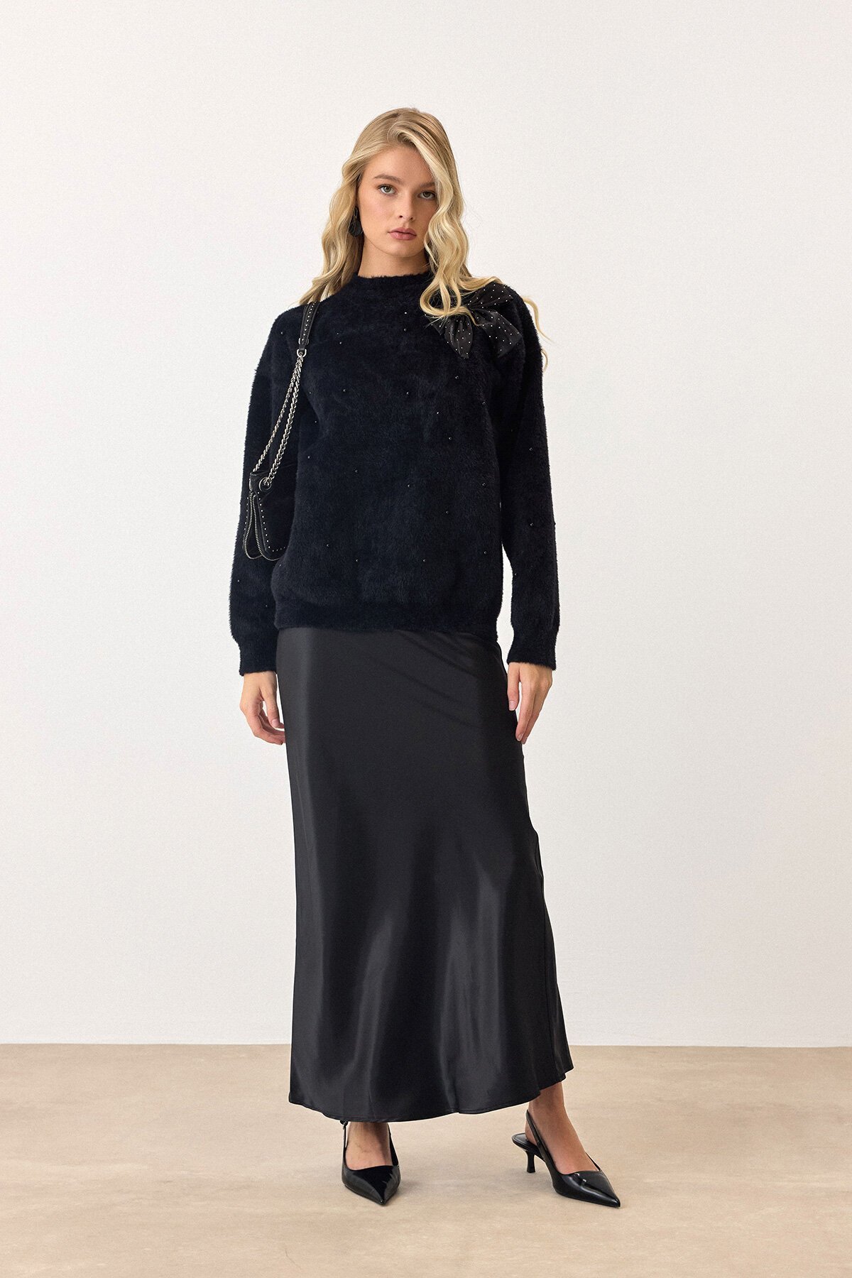 Siyah Kurdele Detaylı Bisiklet Yaka İncili Püsküllü Triko Kazak