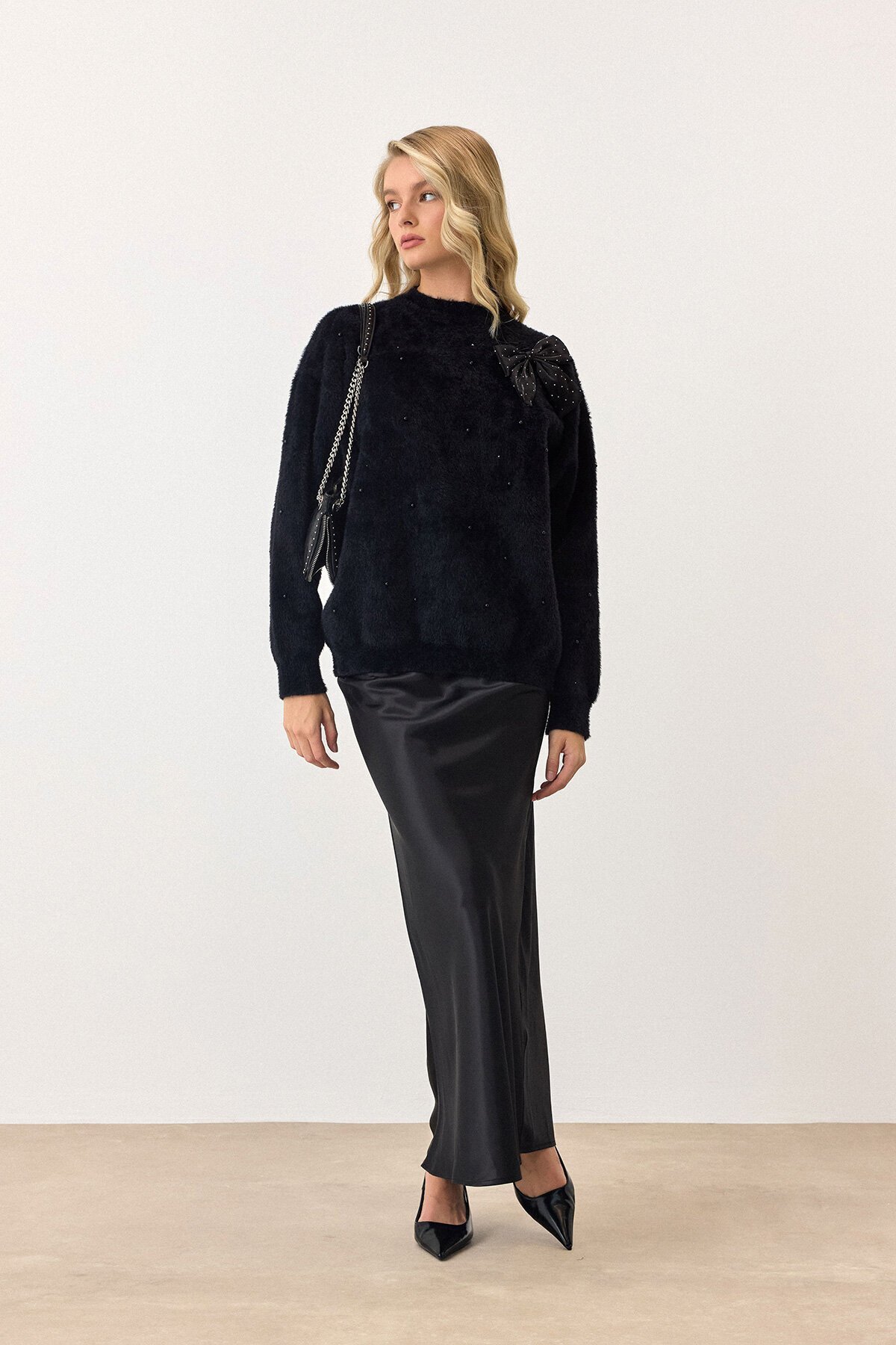 Siyah Kurdele Detaylı Bisiklet Yaka İncili Püsküllü Triko Kazak