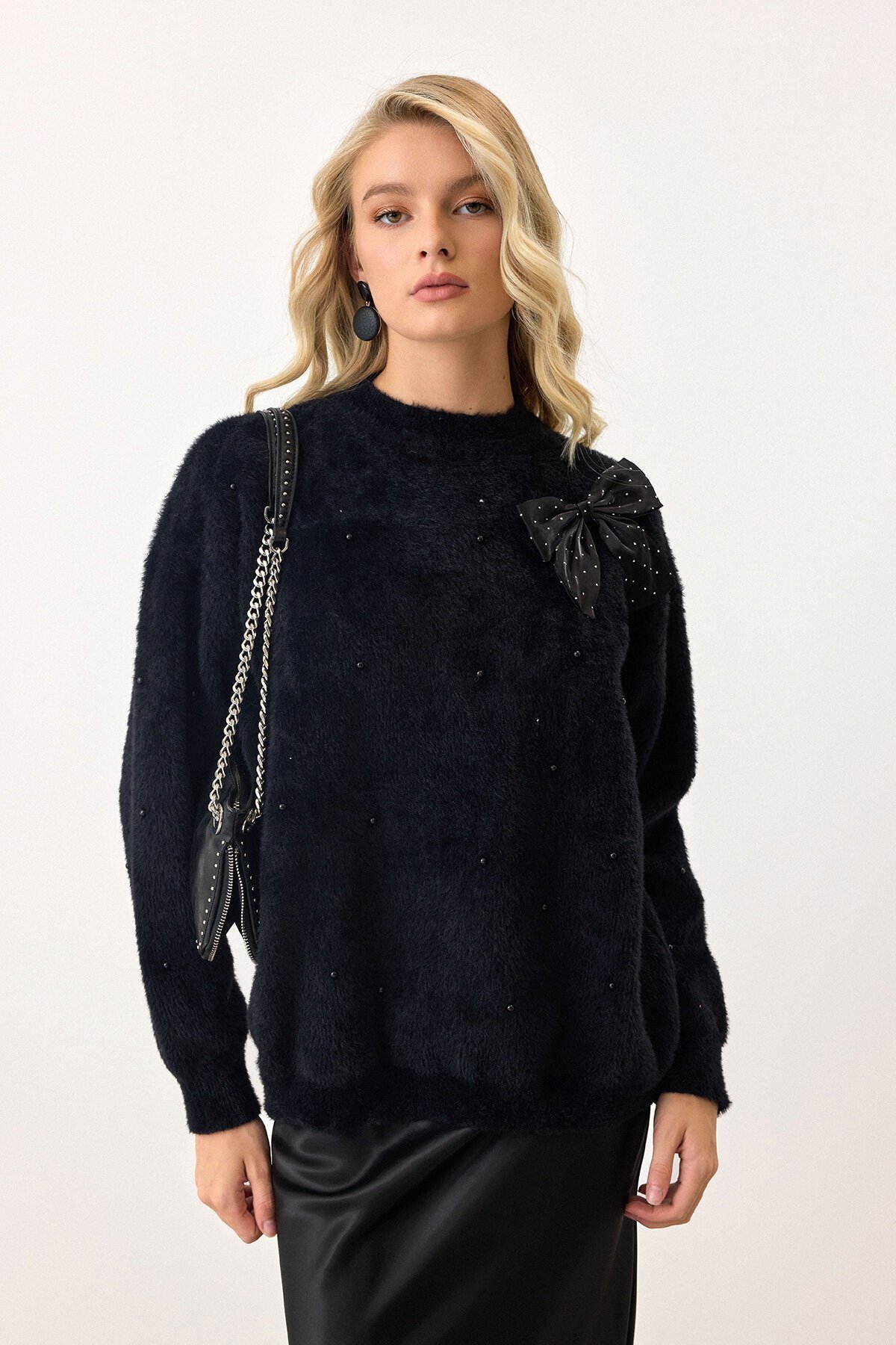 Siyah Kurdele Detaylı Bisiklet Yaka İncili Püsküllü Triko Kazak