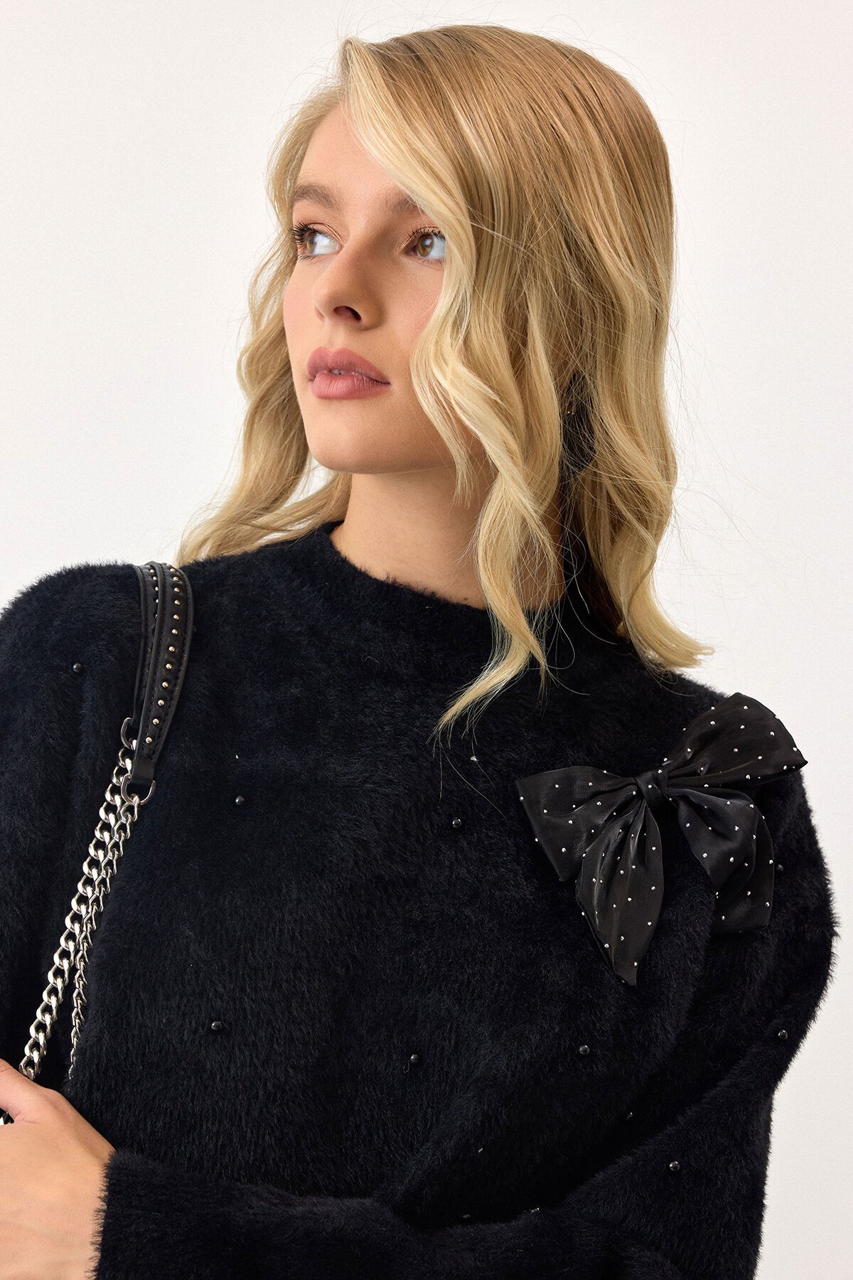 Siyah Kurdele Detaylı Bisiklet Yaka İncili Püsküllü Triko Kazak