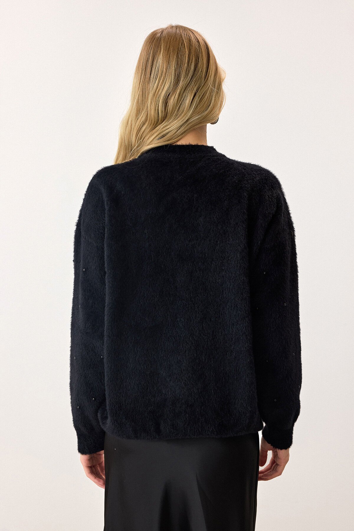 Siyah Kurdele Detaylı Bisiklet Yaka İncili Püsküllü Triko Kazak