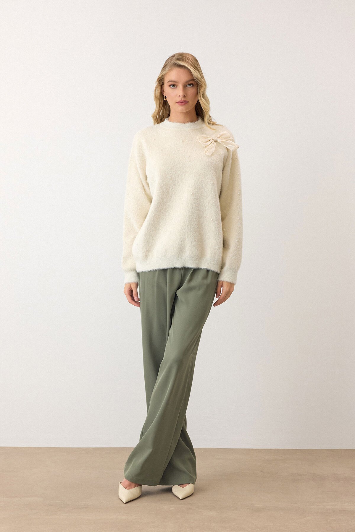 Krem Kurdele Detaylı Bisiklet Yaka İncili Püsküllü Triko Kazak