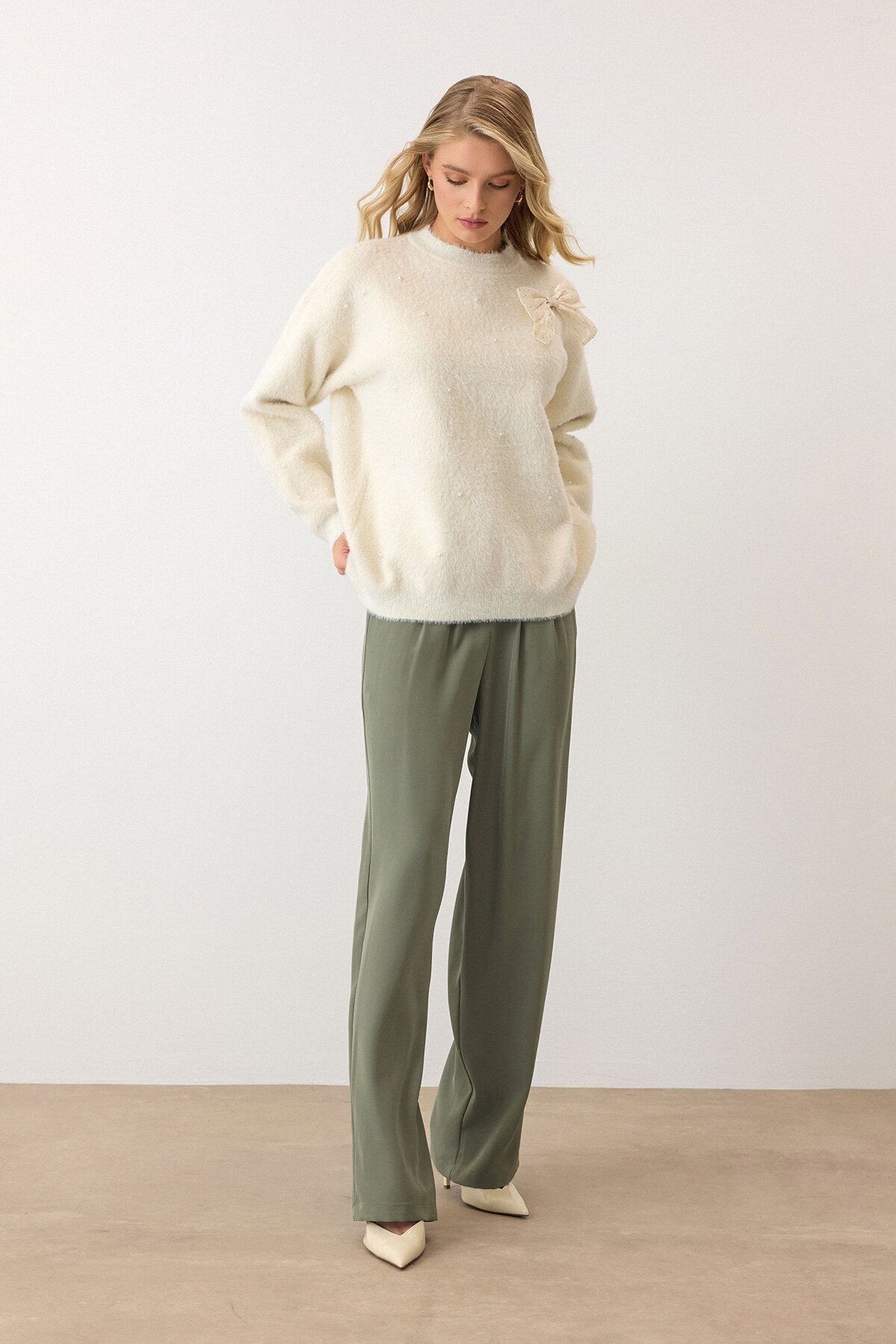 Krem Kurdele Detaylı Bisiklet Yaka İncili Püsküllü Triko Kazak