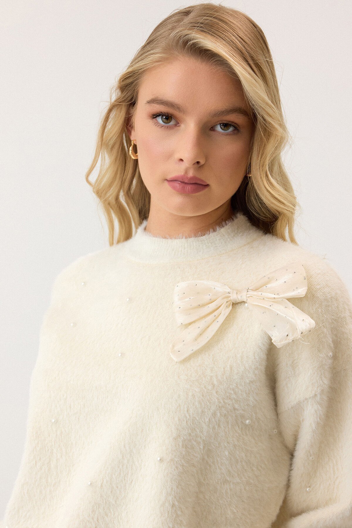 Krem Kurdele Detaylı Bisiklet Yaka İncili Püsküllü Triko Kazak