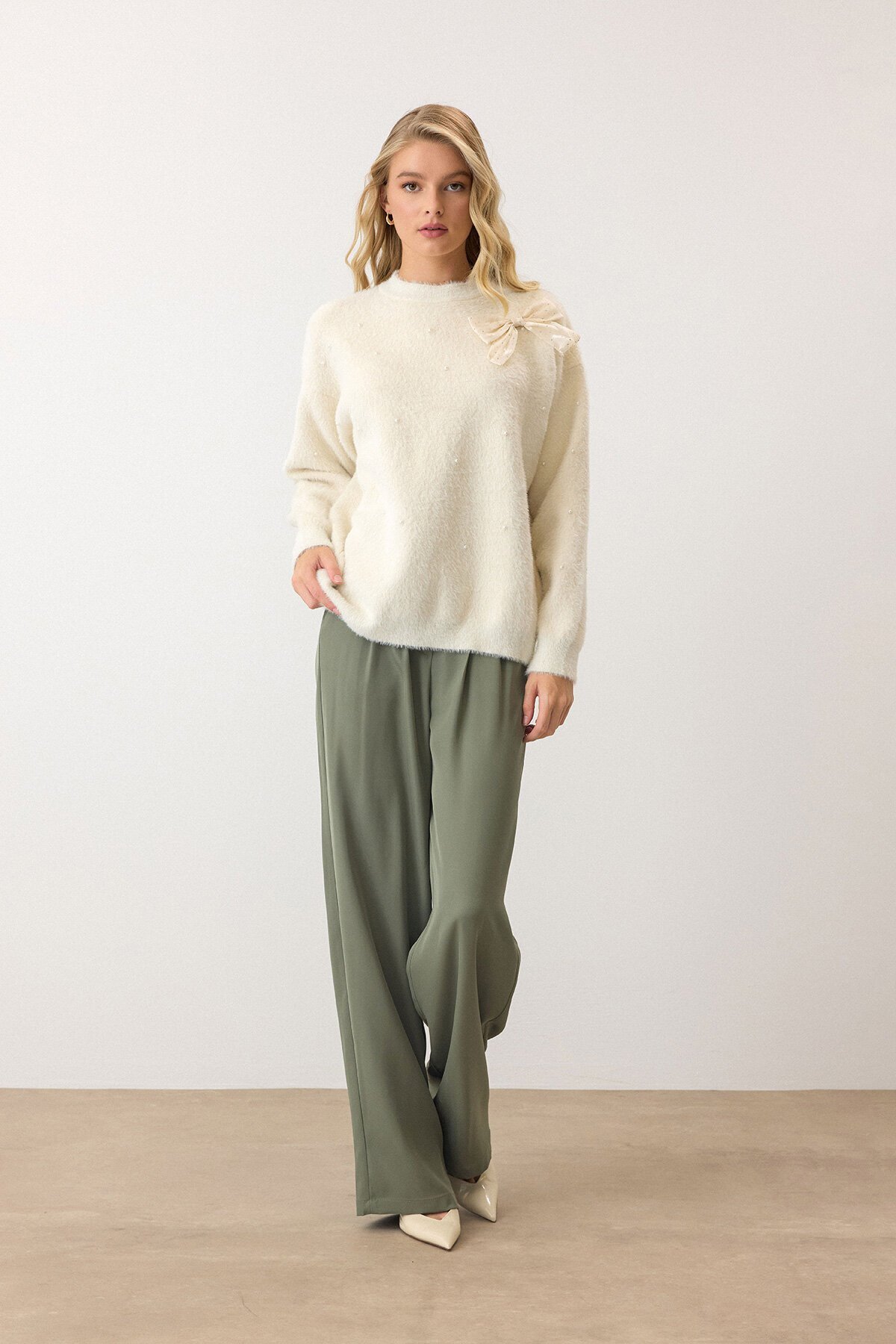 Krem Kurdele Detaylı Bisiklet Yaka İncili Püsküllü Triko Kazak