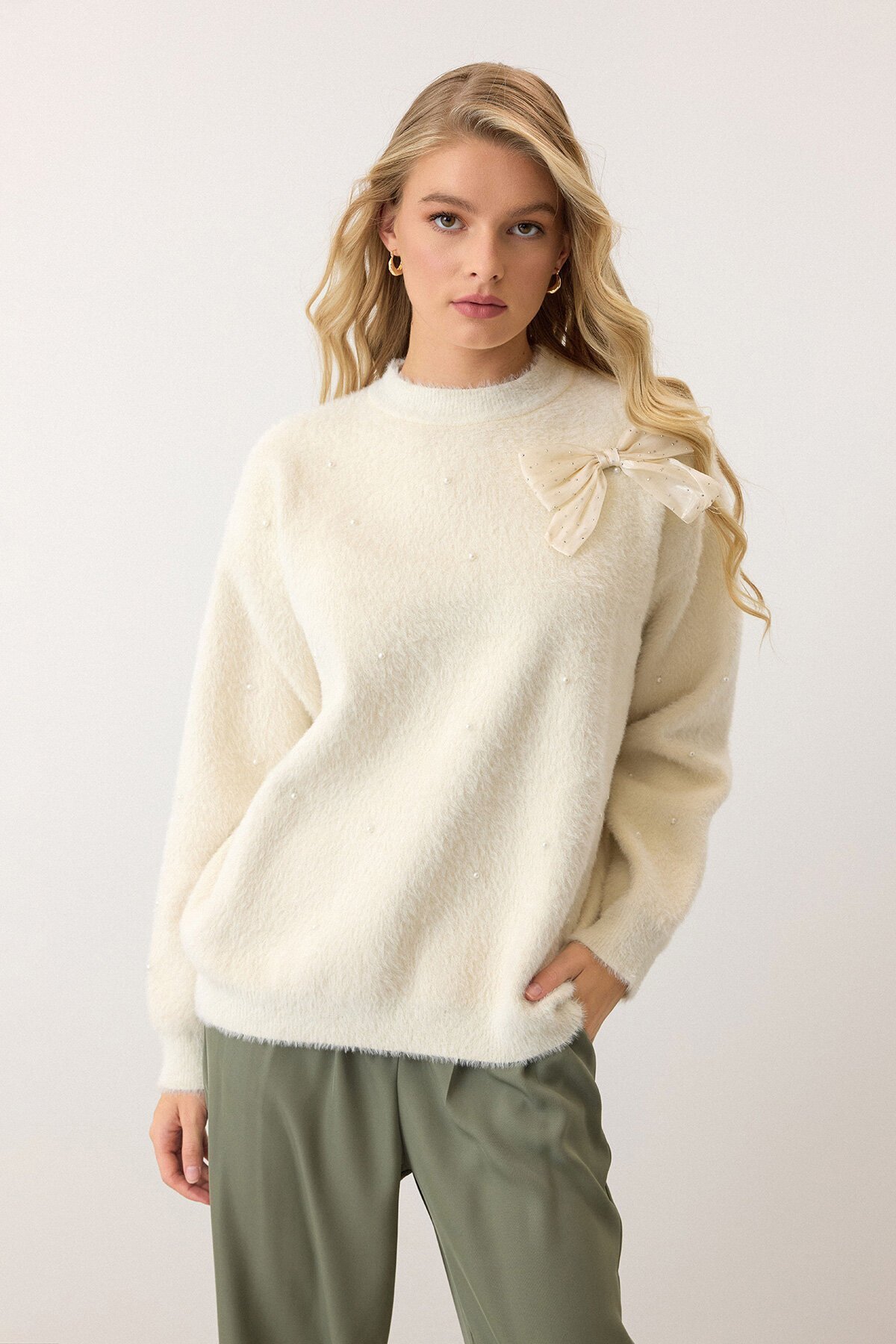 Krem Kurdele Detaylı Bisiklet Yaka İncili Püsküllü Triko Kazak