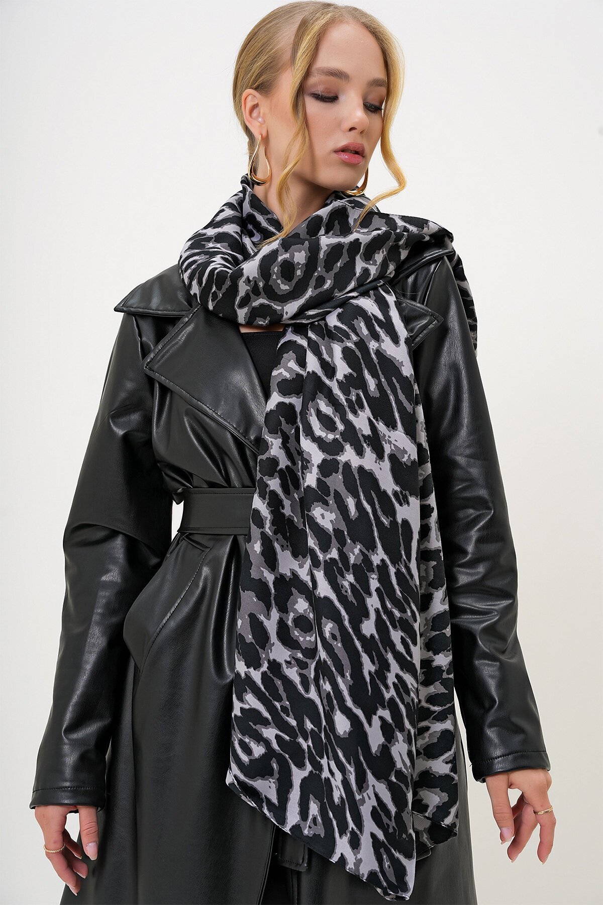 Siyah Leopar Desenli Dokuma Şal