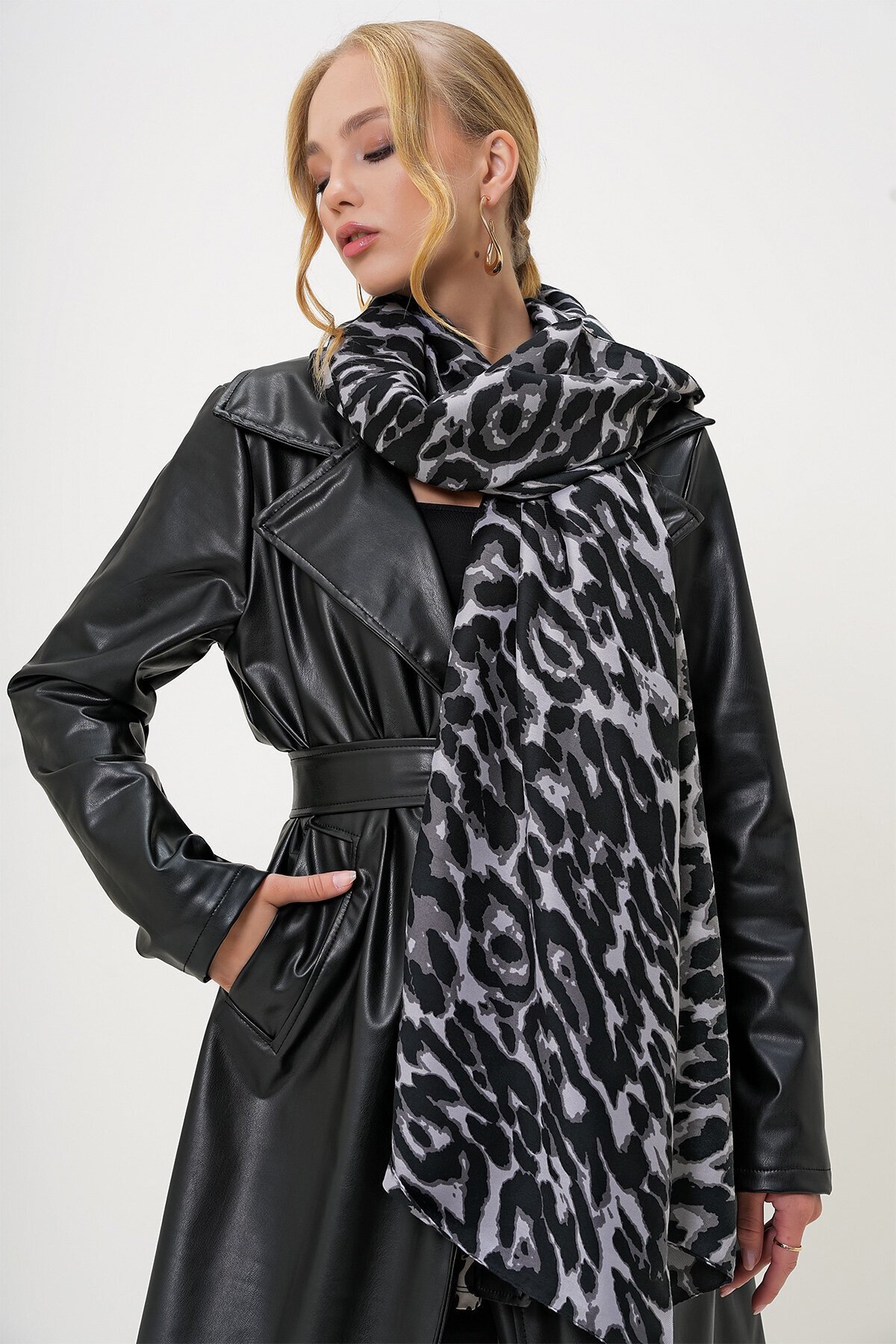 Siyah Leopar Desenli Dokuma Şal