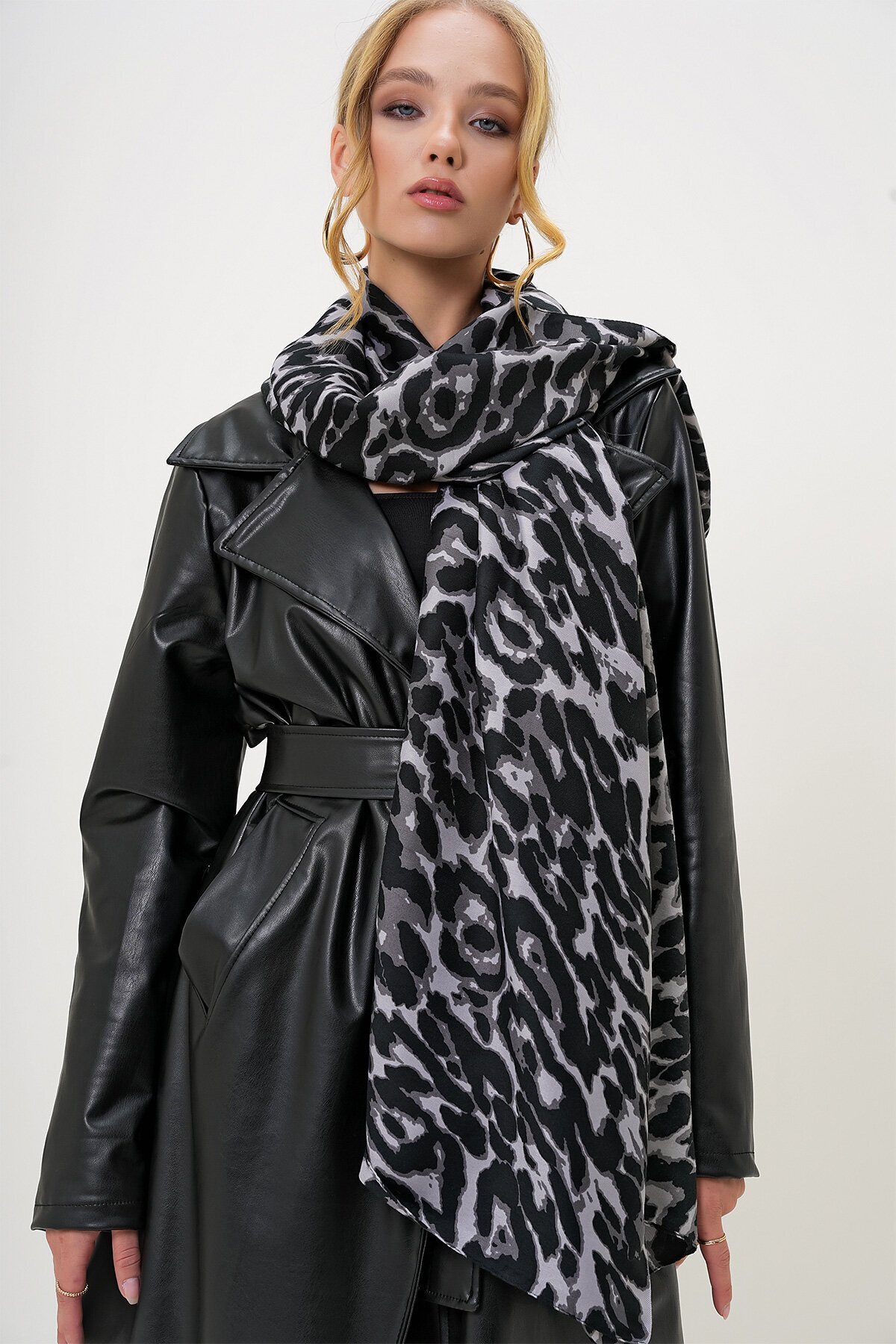 Siyah Leopar Desenli Dokuma Şal