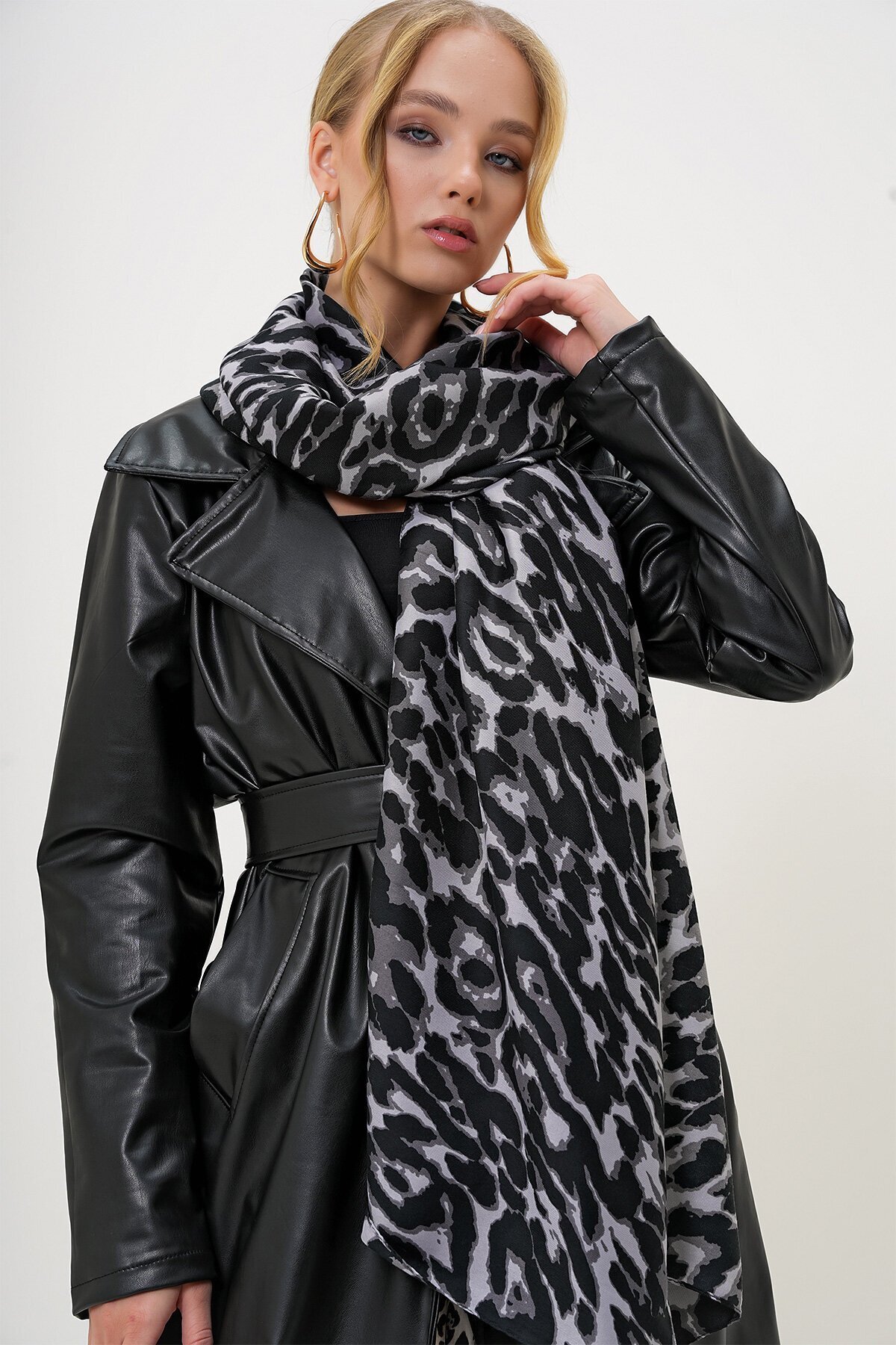Siyah Leopar Desenli Dokuma Şal