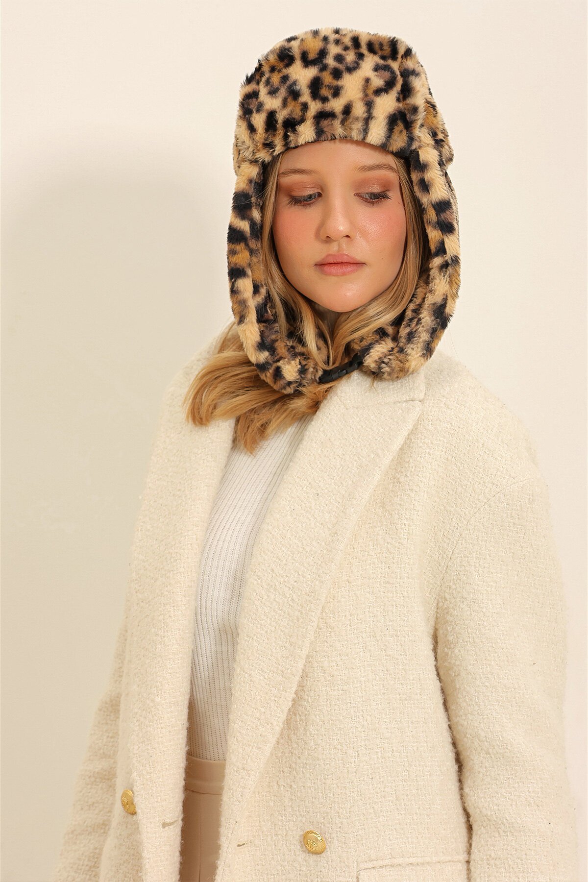 Leopar Leopar Desenli Kulaklıklı Klips Kapamalı Şapka