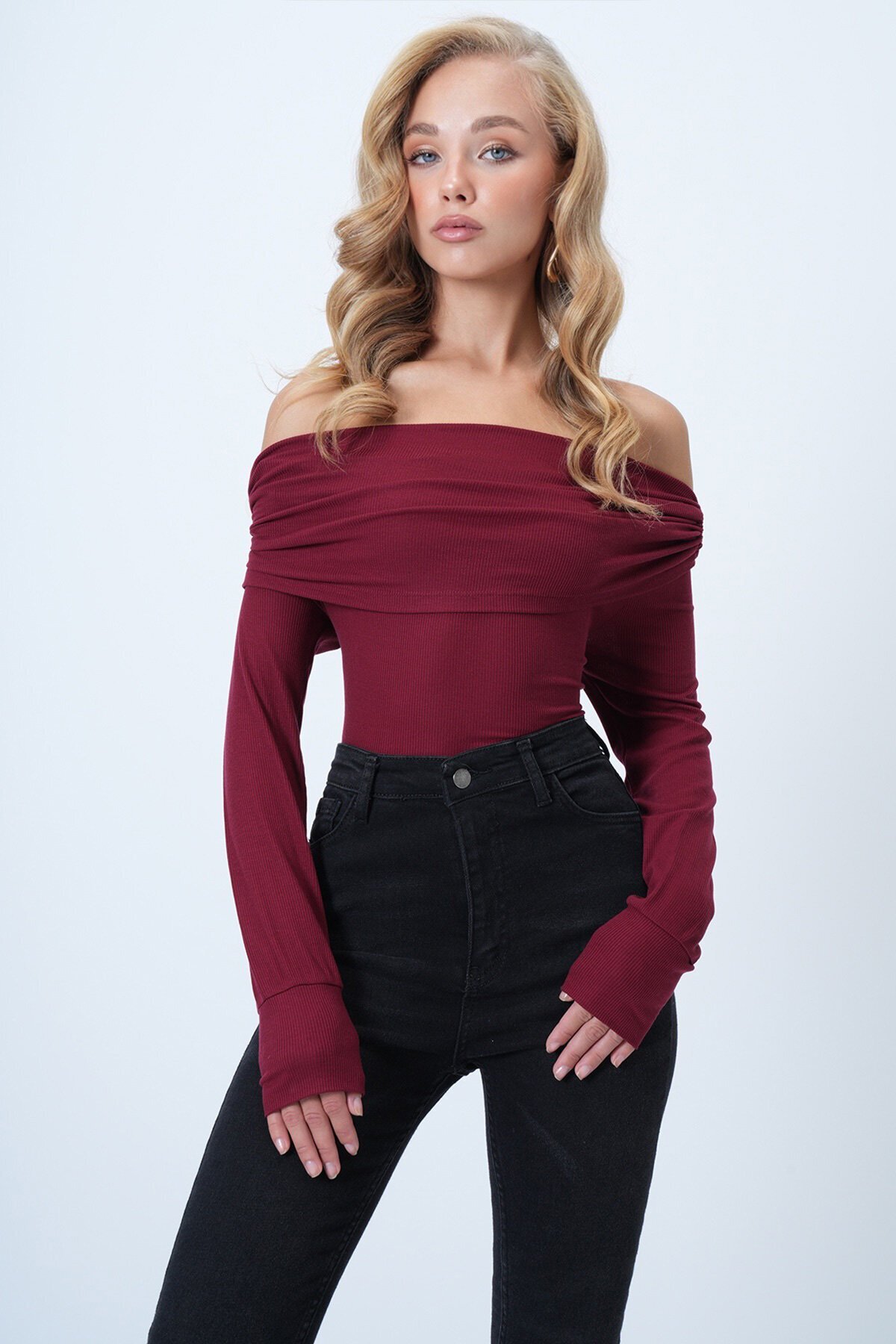 Madonna Yaka Omuzu Aksesuar Detaylı Örme Bluz