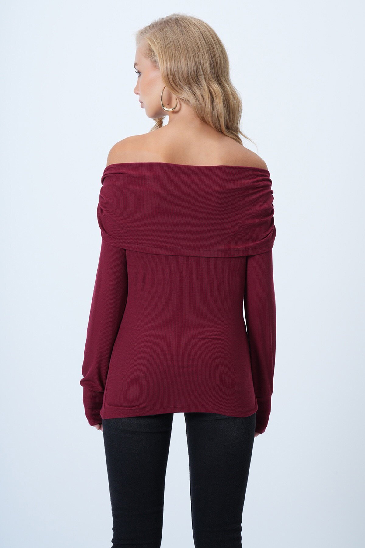 Madonna Yaka Omuzu Aksesuar Detaylı Örme Bluz