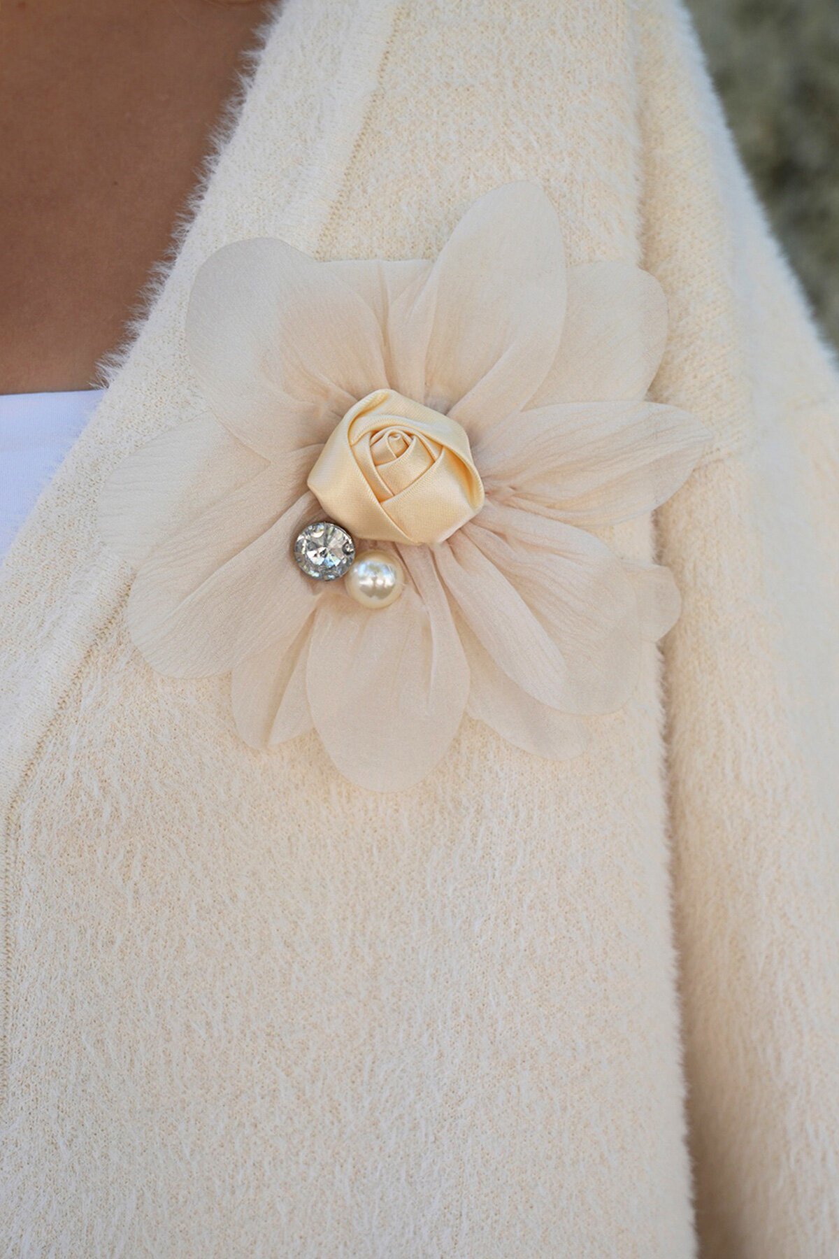 Organze Çiçek Tasarımlı Taş Düğmeli Yumoş Sakallı Hırka