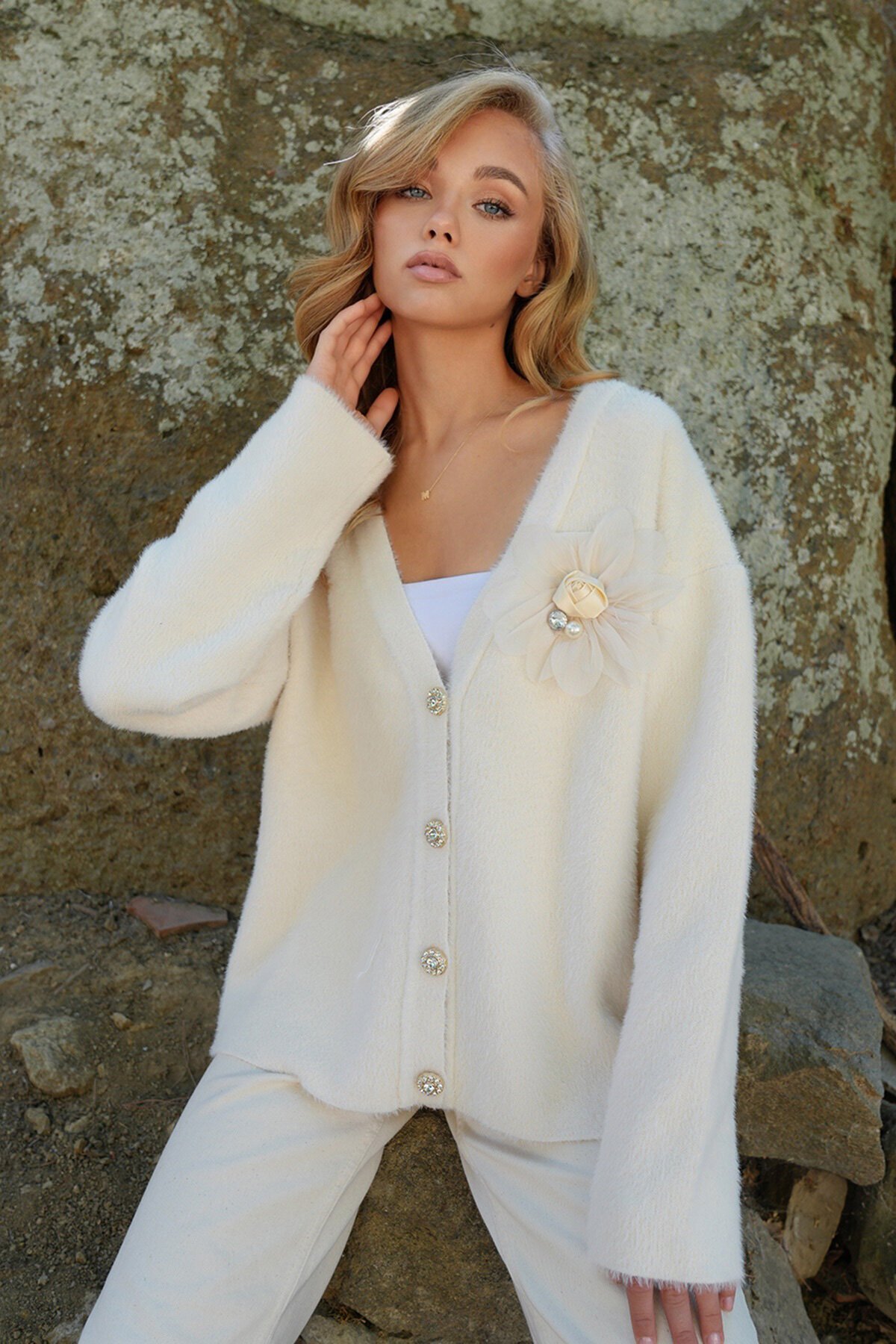 Organze Çiçek Tasarımlı Taş Düğmeli Yumoş Sakallı Hırka