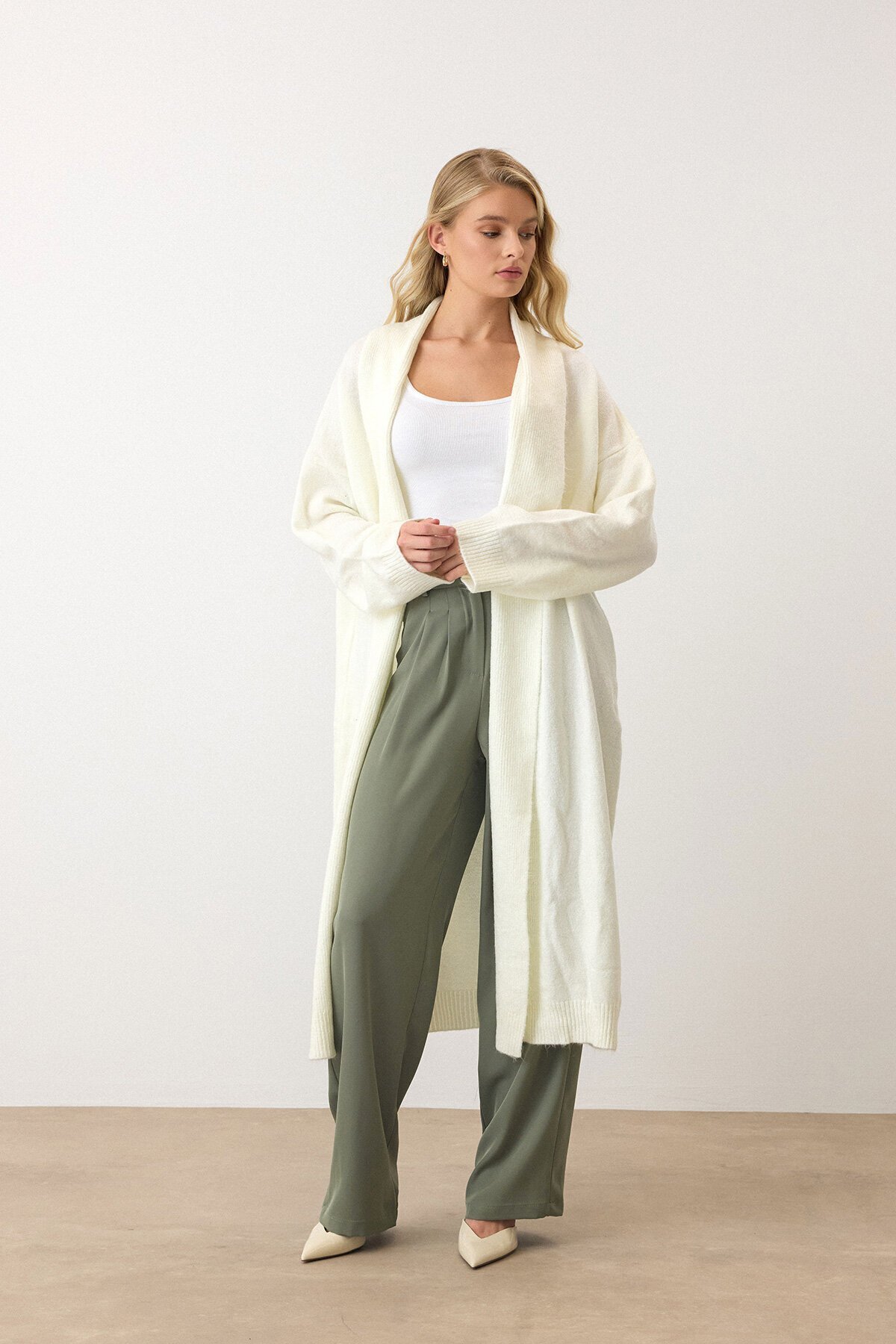 Ekru Oversize Düşük Omuzlu Uzun Triko Hırka