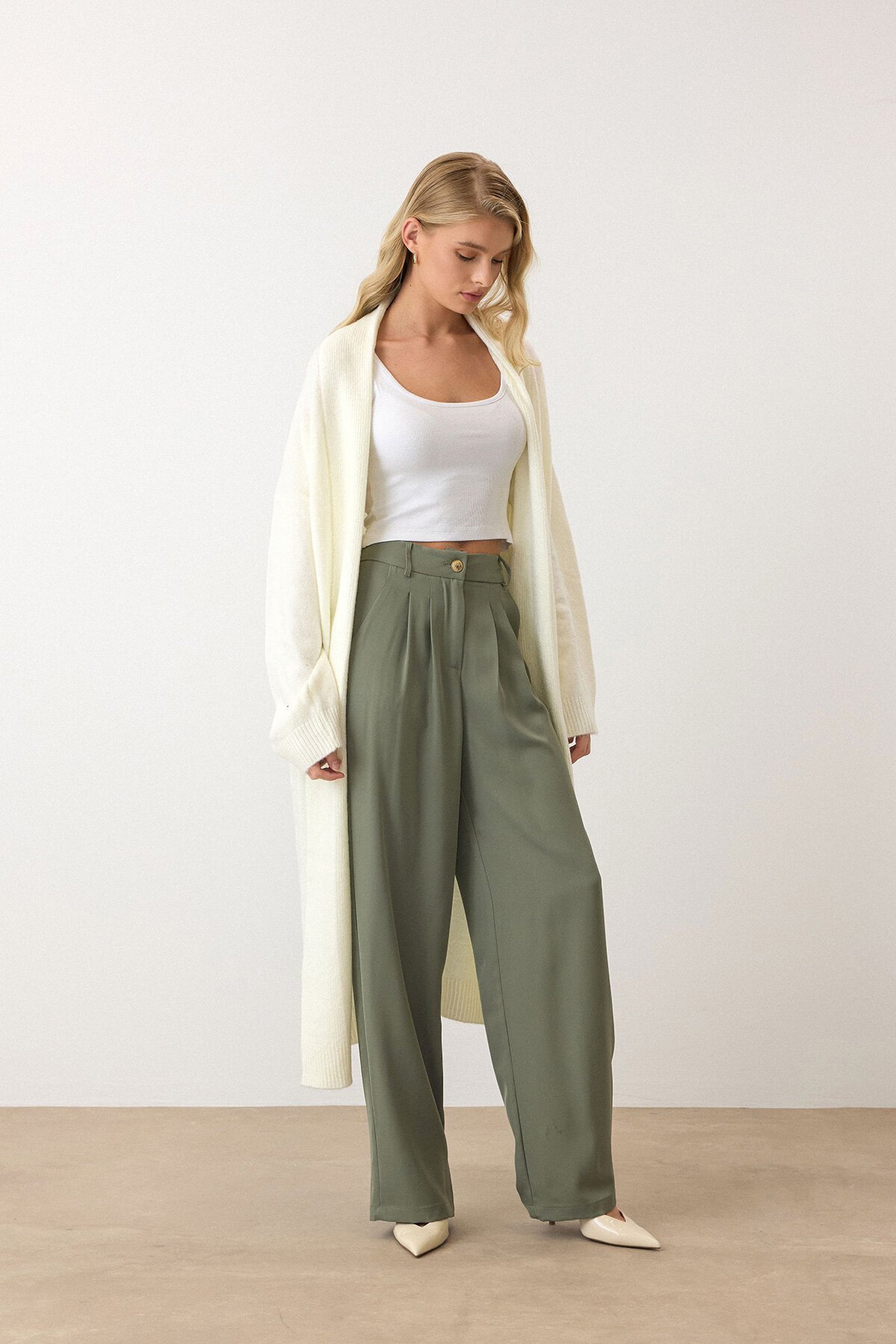 Ekru Oversize Düşük Omuzlu Uzun Triko Hırka