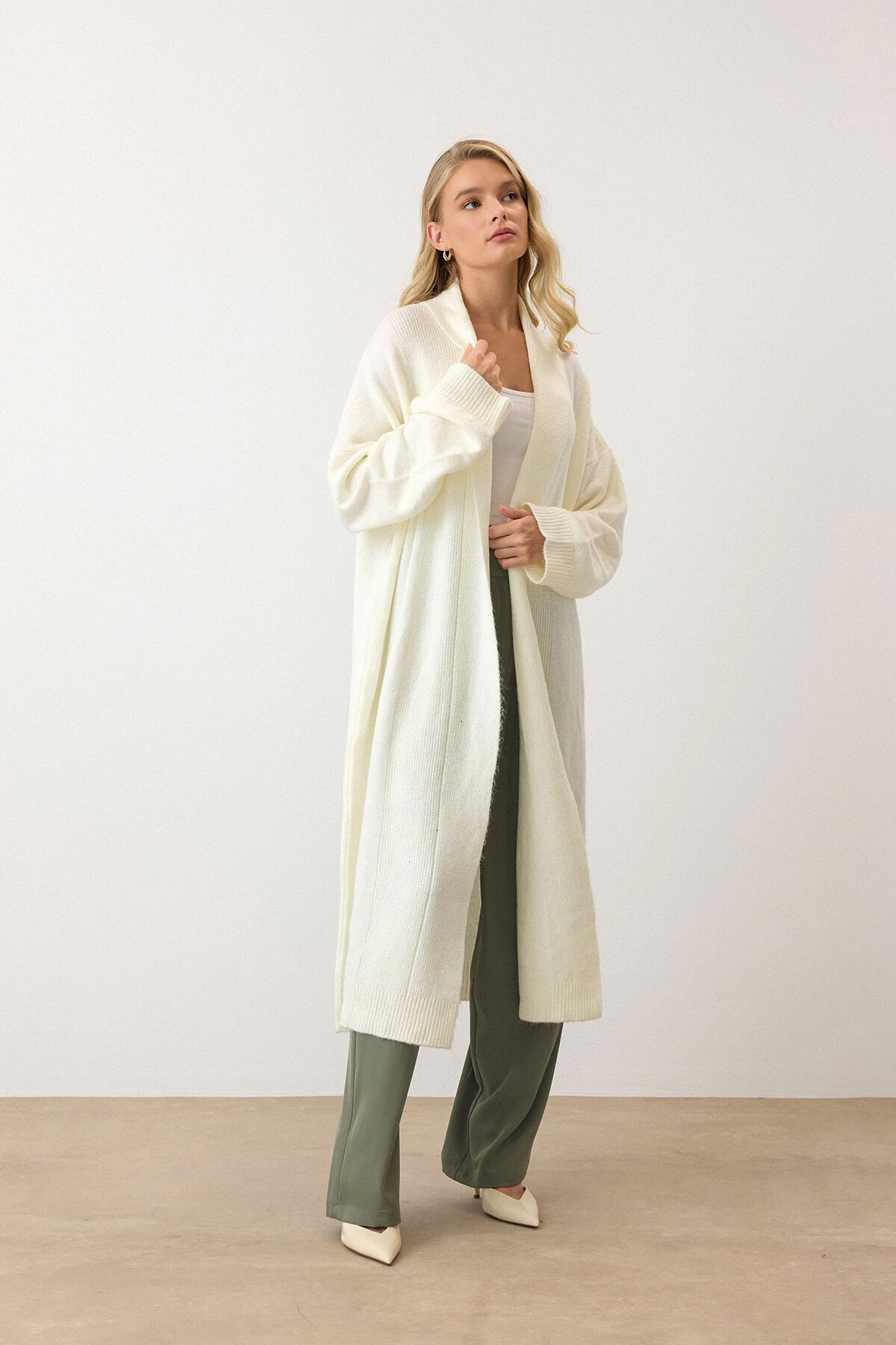 Ekru Oversize Düşük Omuzlu Uzun Triko Hırka