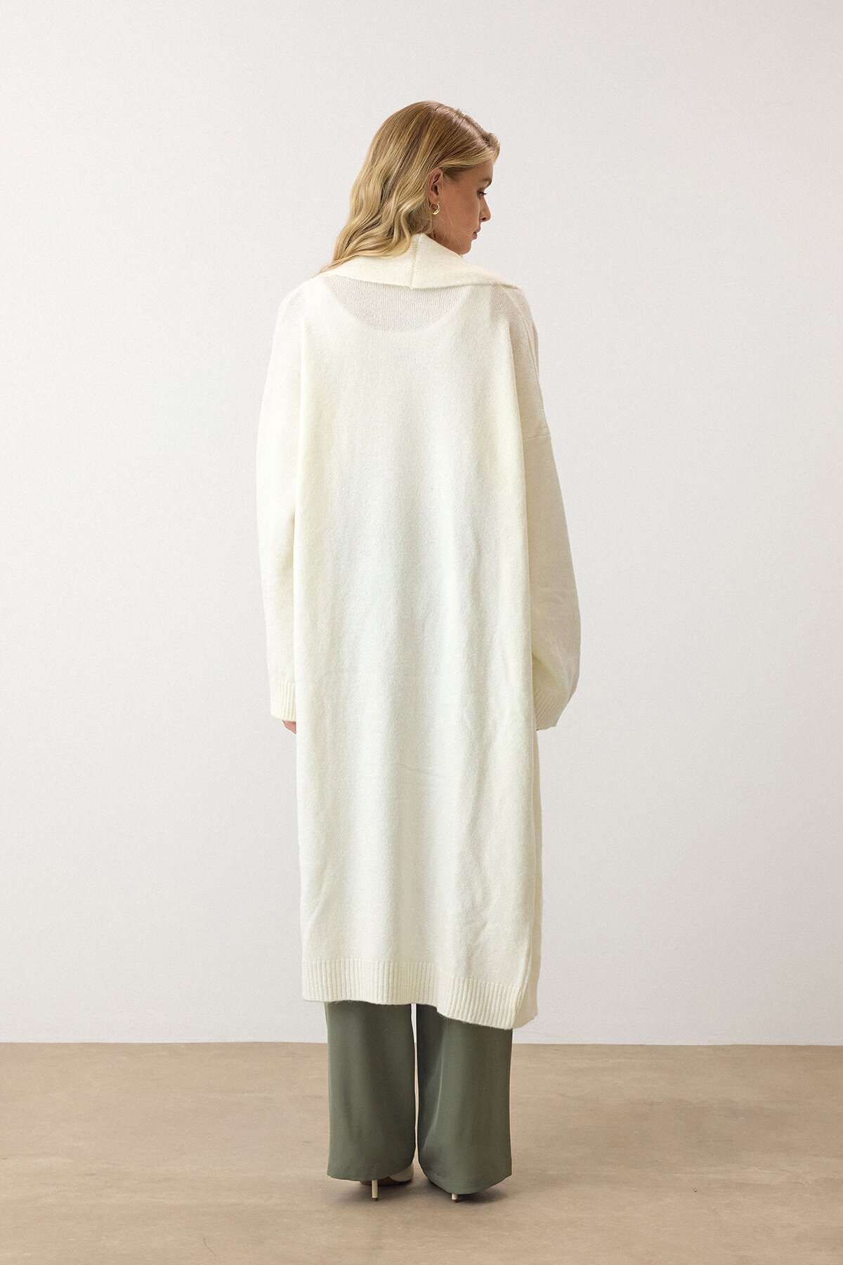 Ekru Oversize Düşük Omuzlu Uzun Triko Hırka