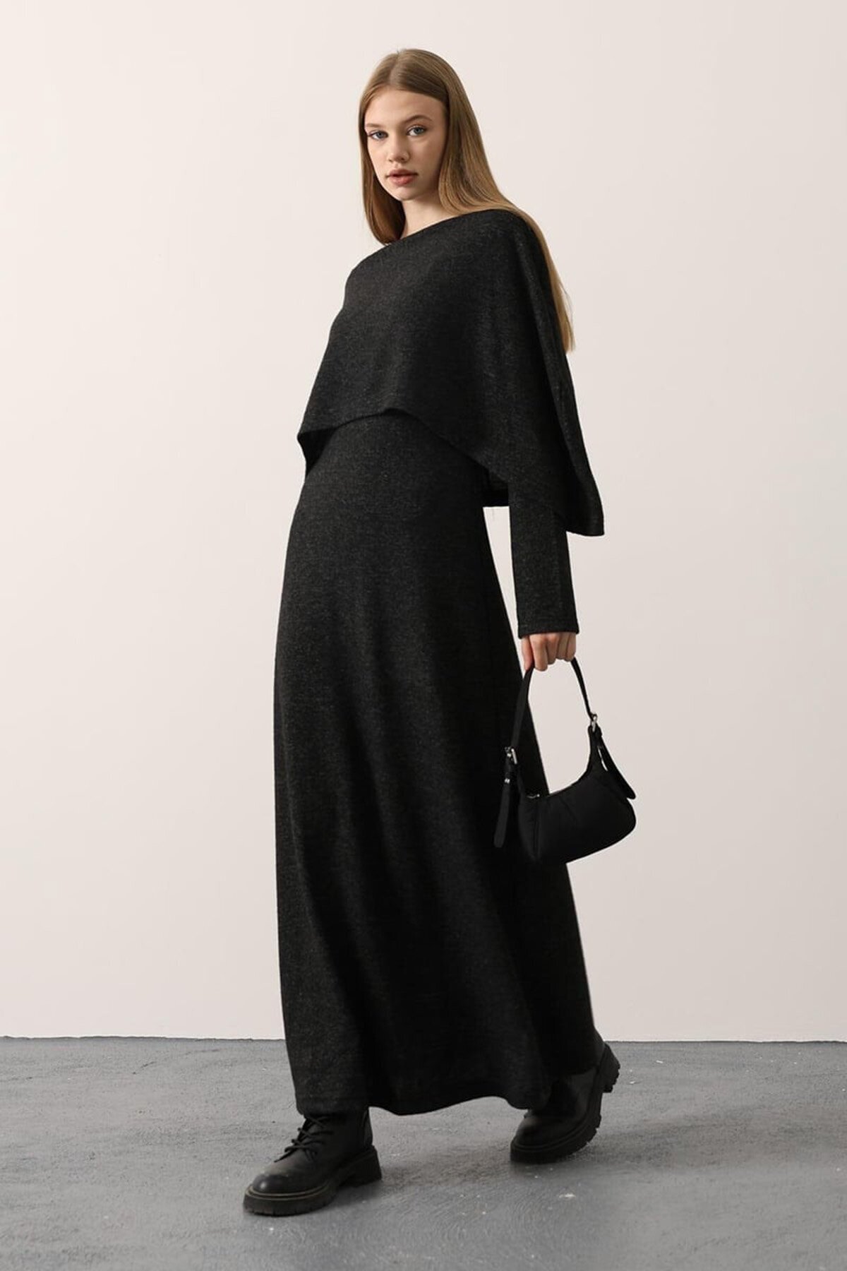 Pelerin Detaylı Uzun Kollu Yumoş Triko Maxi Elbise