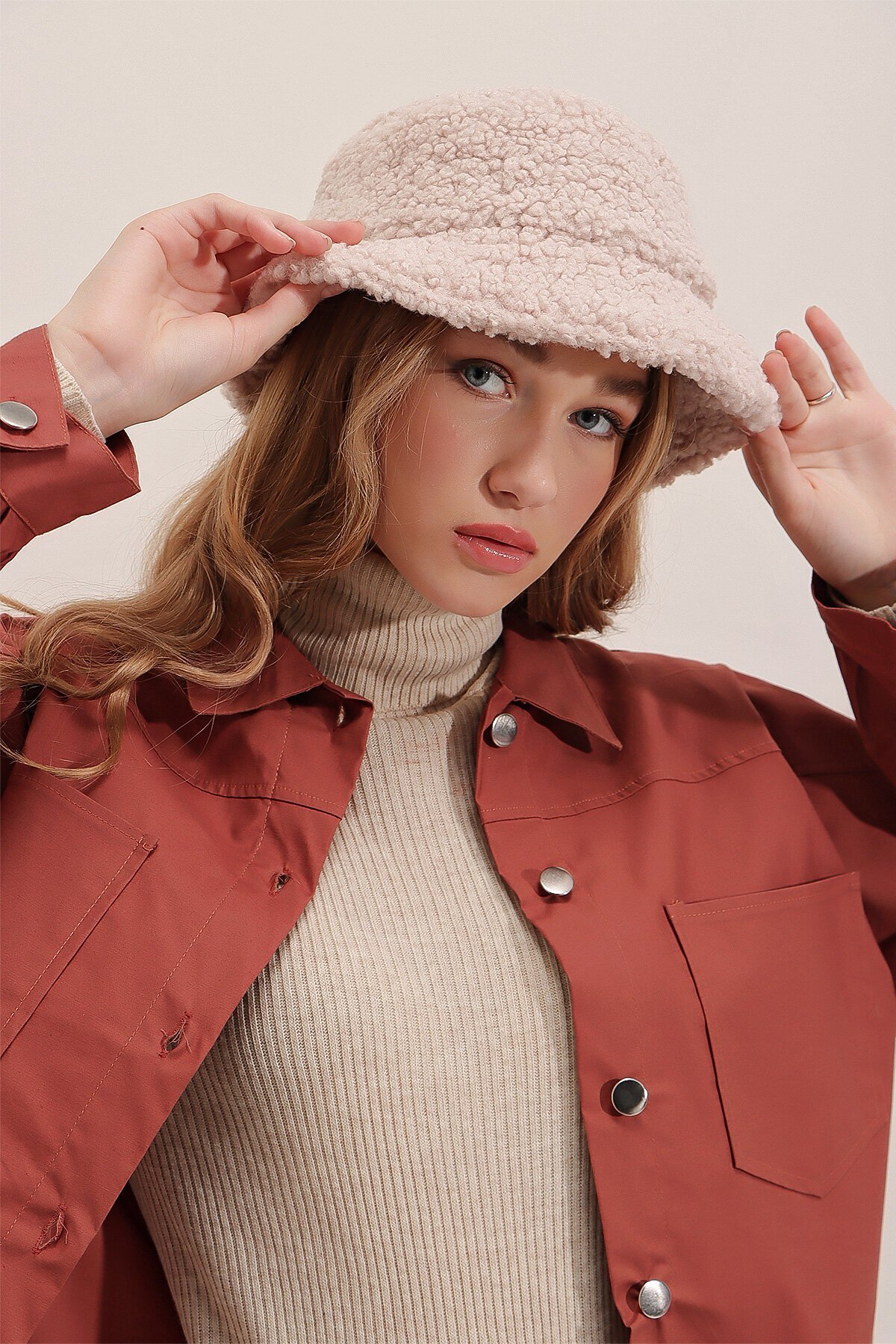 Bej Peluş Bucket Şapka