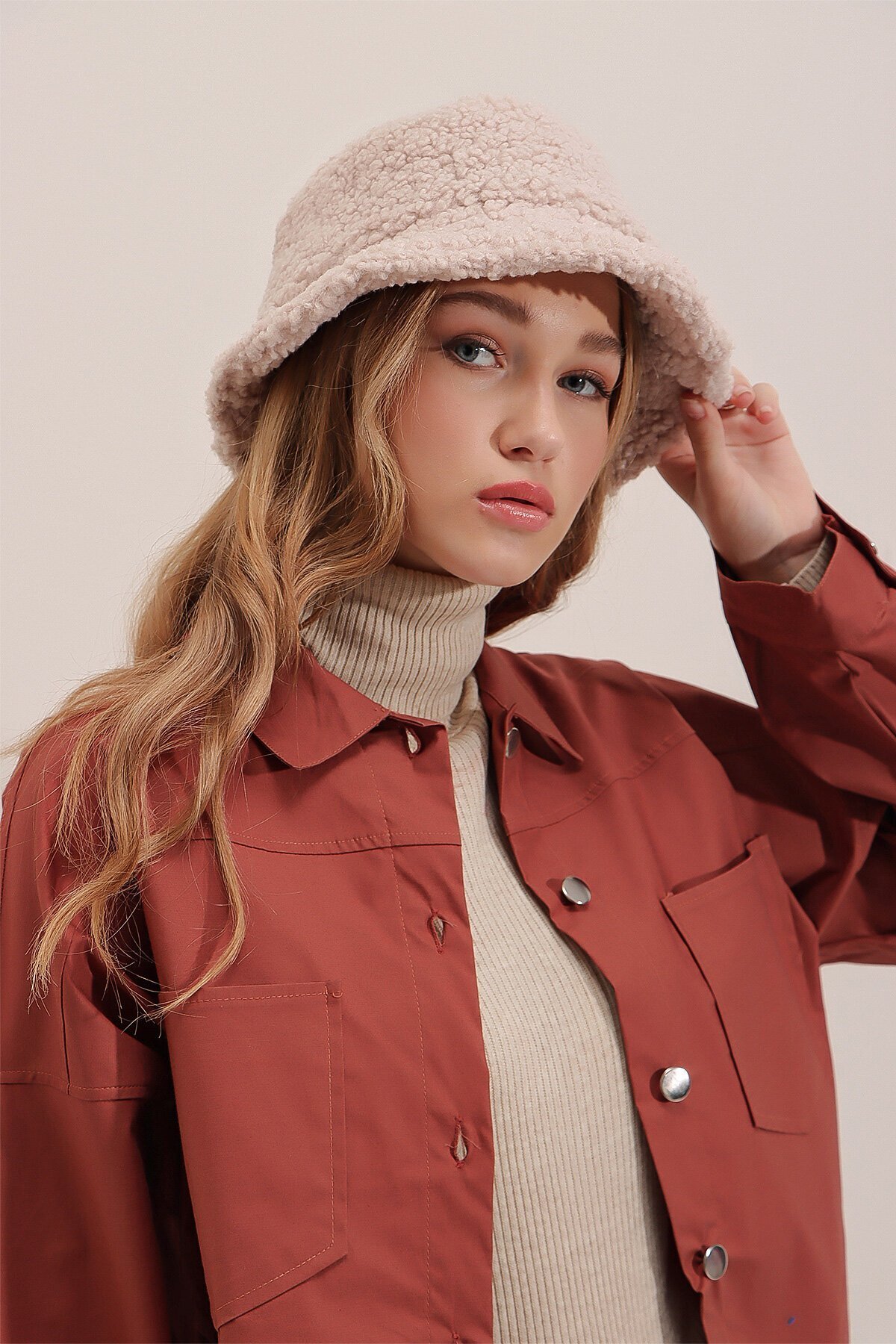 Bej Peluş Bucket Şapka