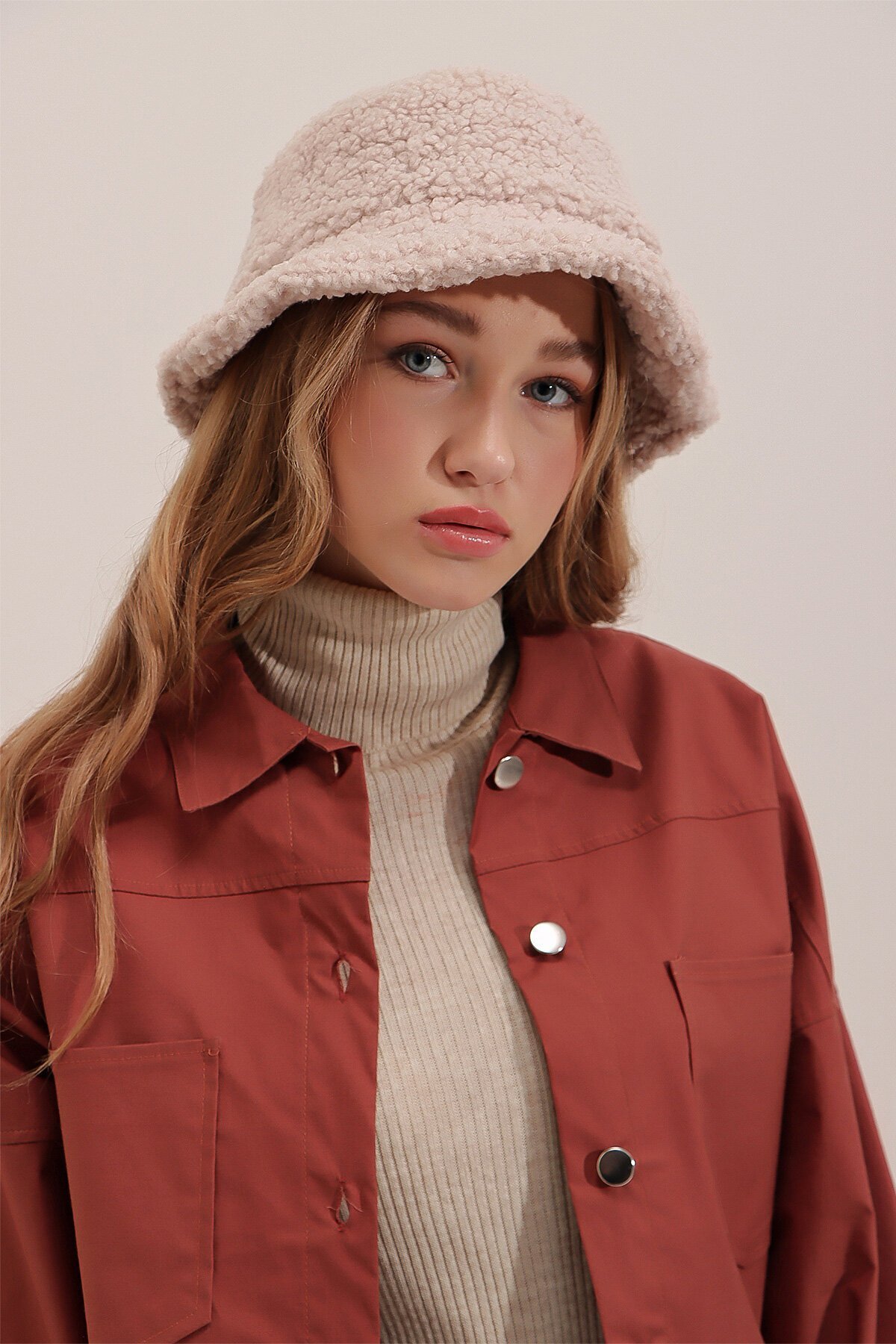 Bej Peluş Bucket Şapka